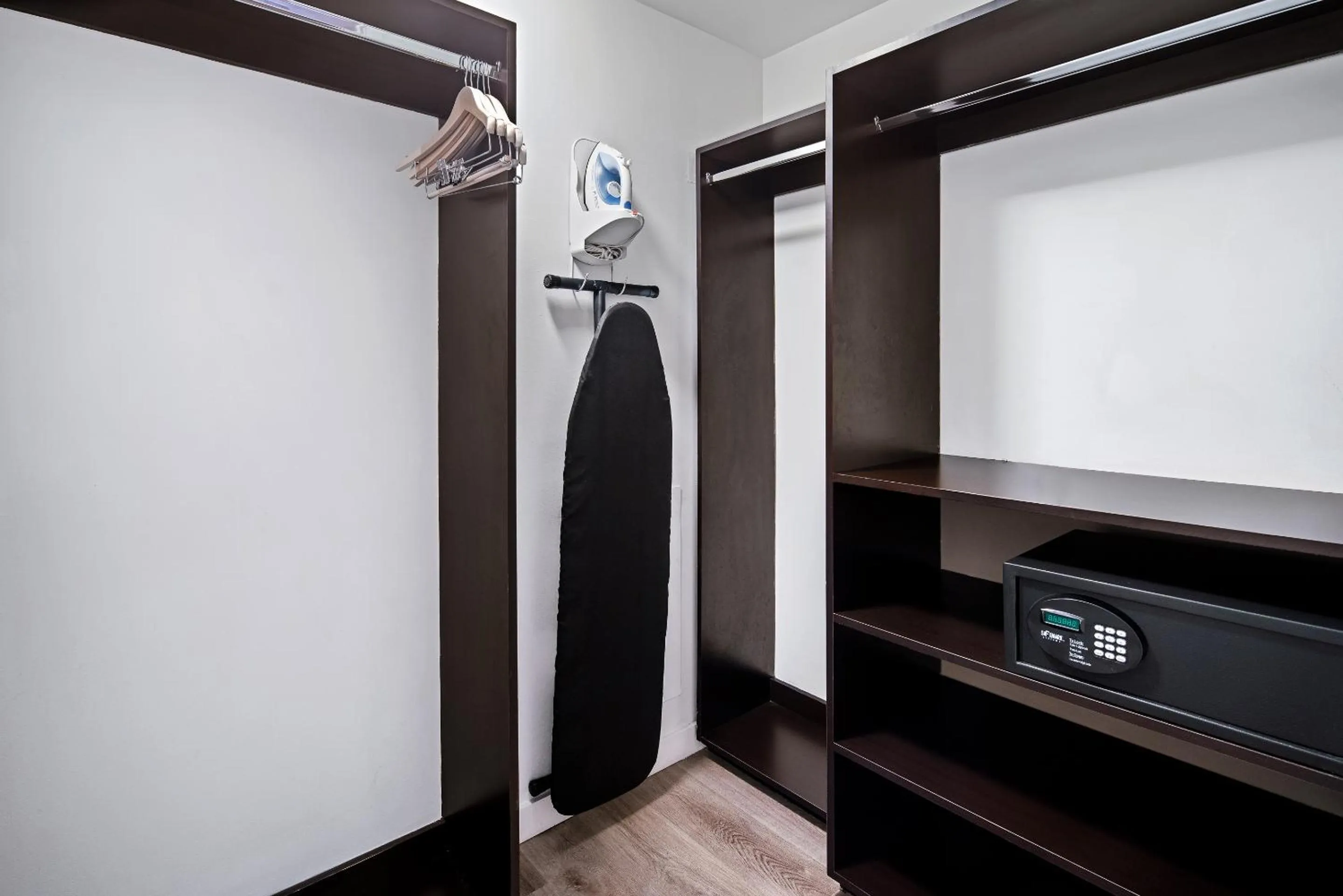 wardrobe in The Grayson Hotel Miami Downtown