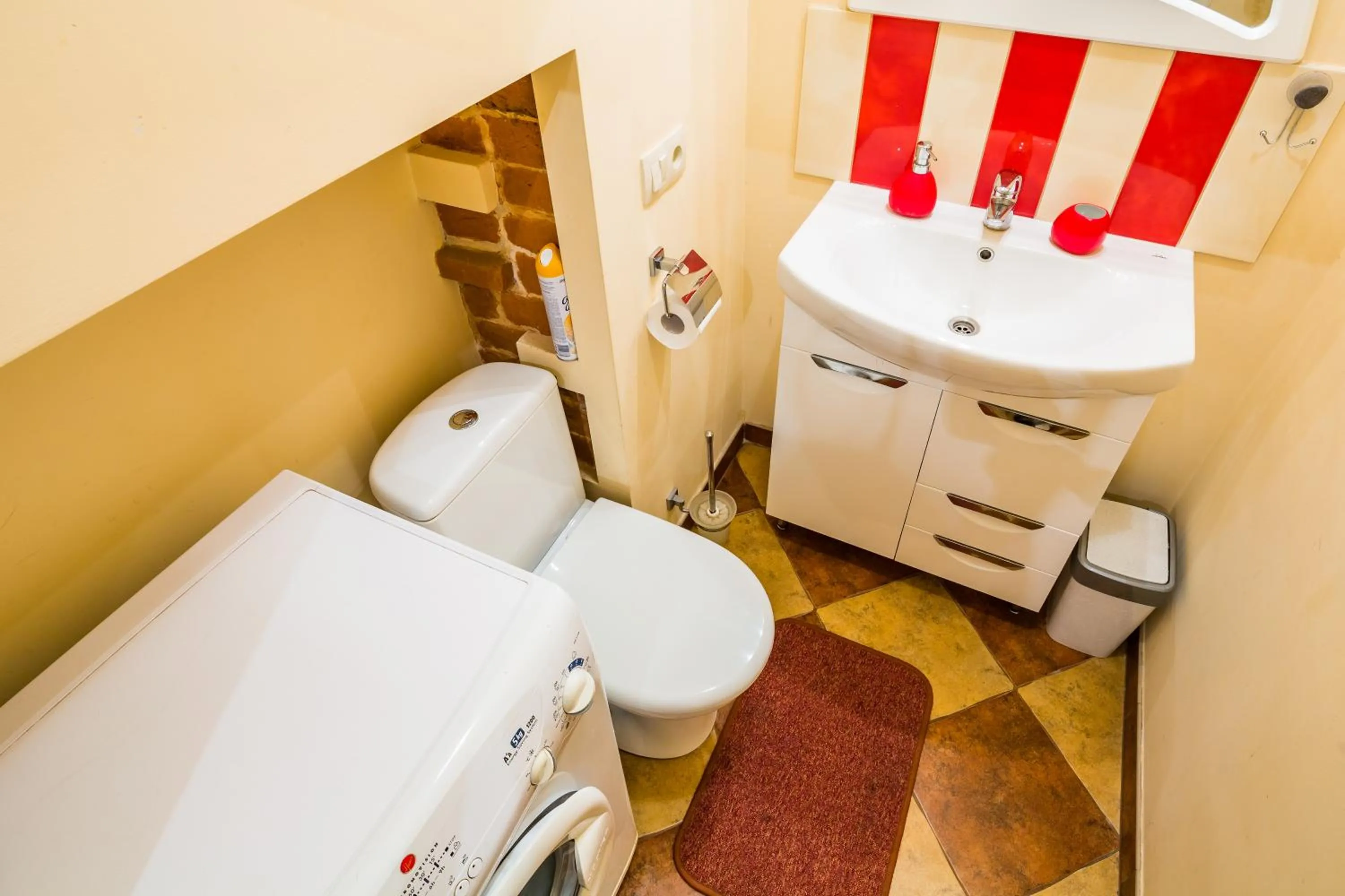 Toilet in Apartment Krakivska 15