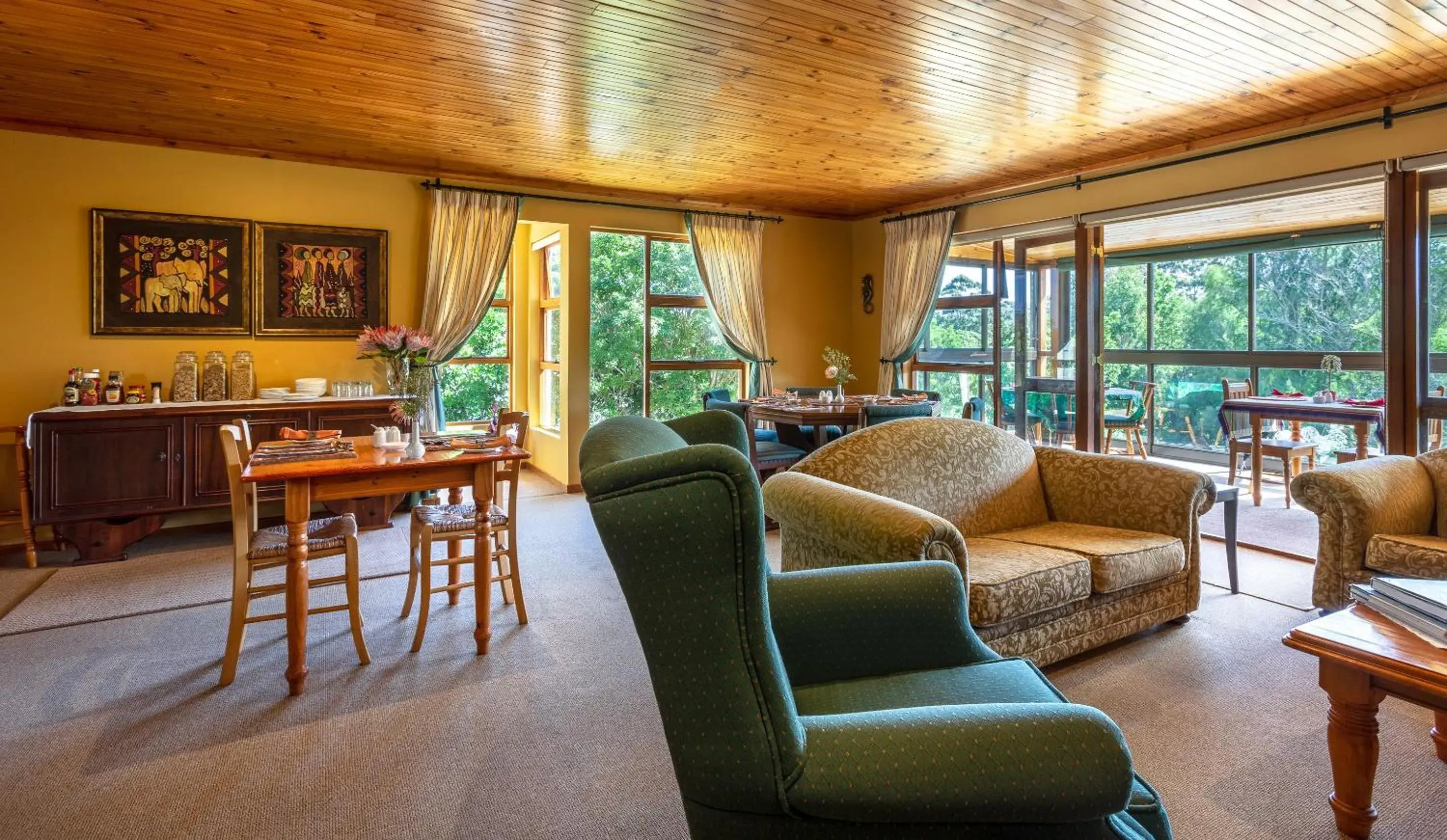 Living room in Pumula Lodge 4 Star Guesthouse Knysna Living room in Pumula Lodge 4 Star Guesthouse Knysna