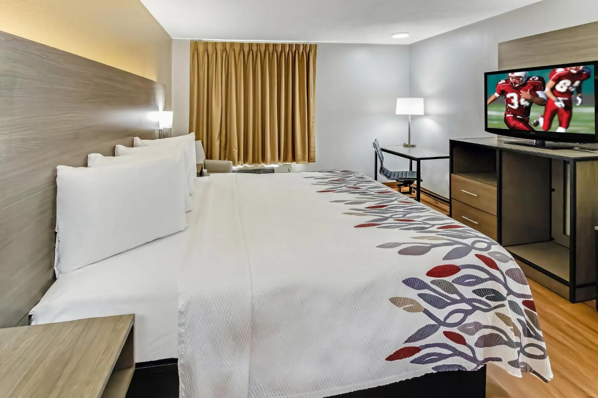 Photo of the whole room, Bed in Red Roof Inn Springfield, OH