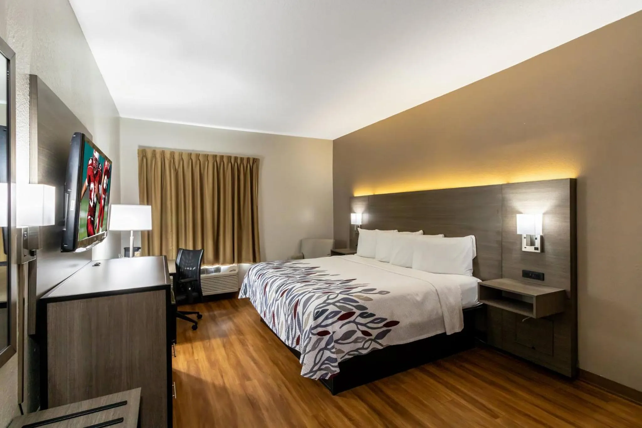 Photo of the whole room, Bed in Red Roof Inn Springfield, OH