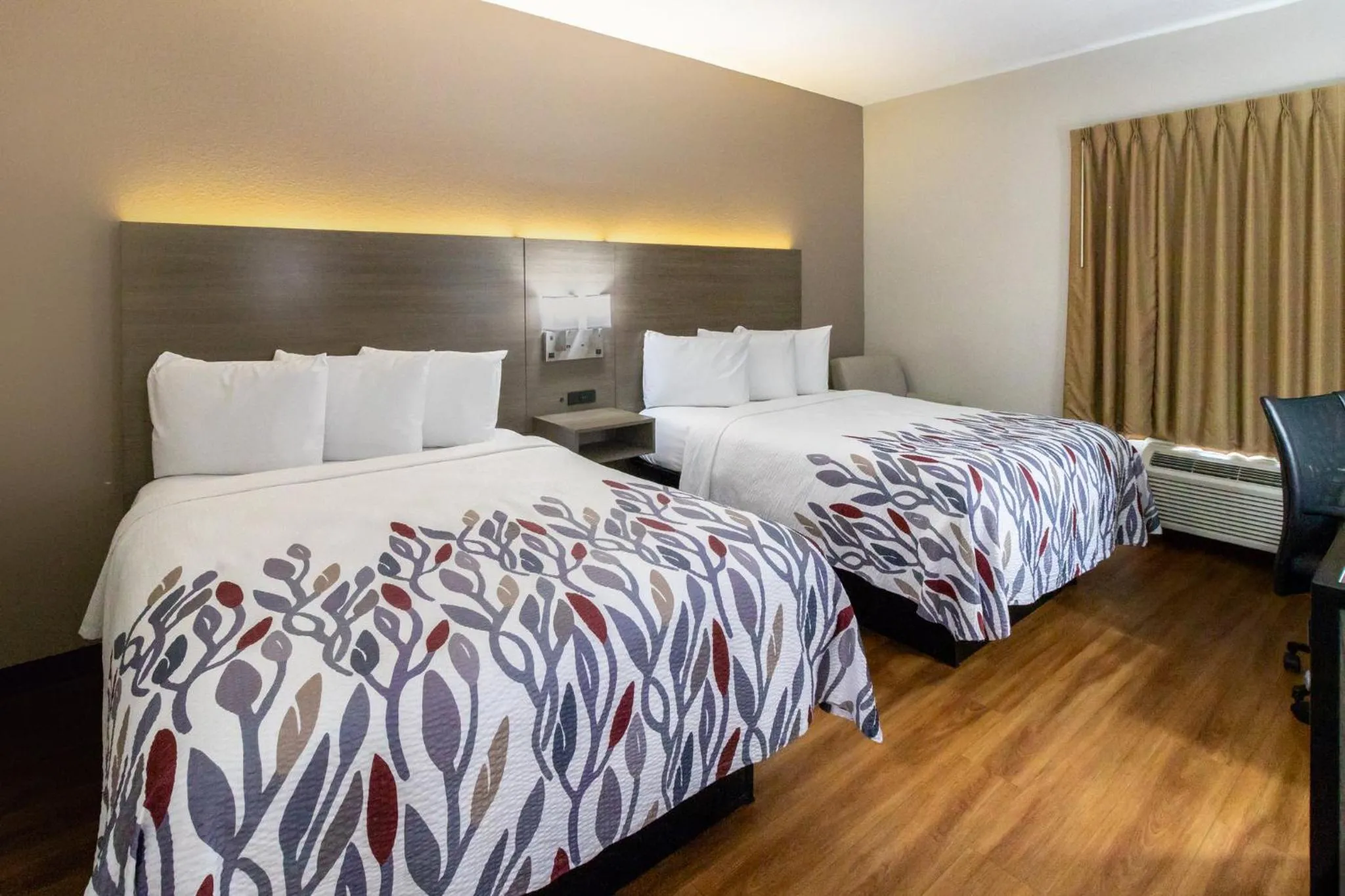 Photo of the whole room, Bed in Red Roof Inn Springfield, OH