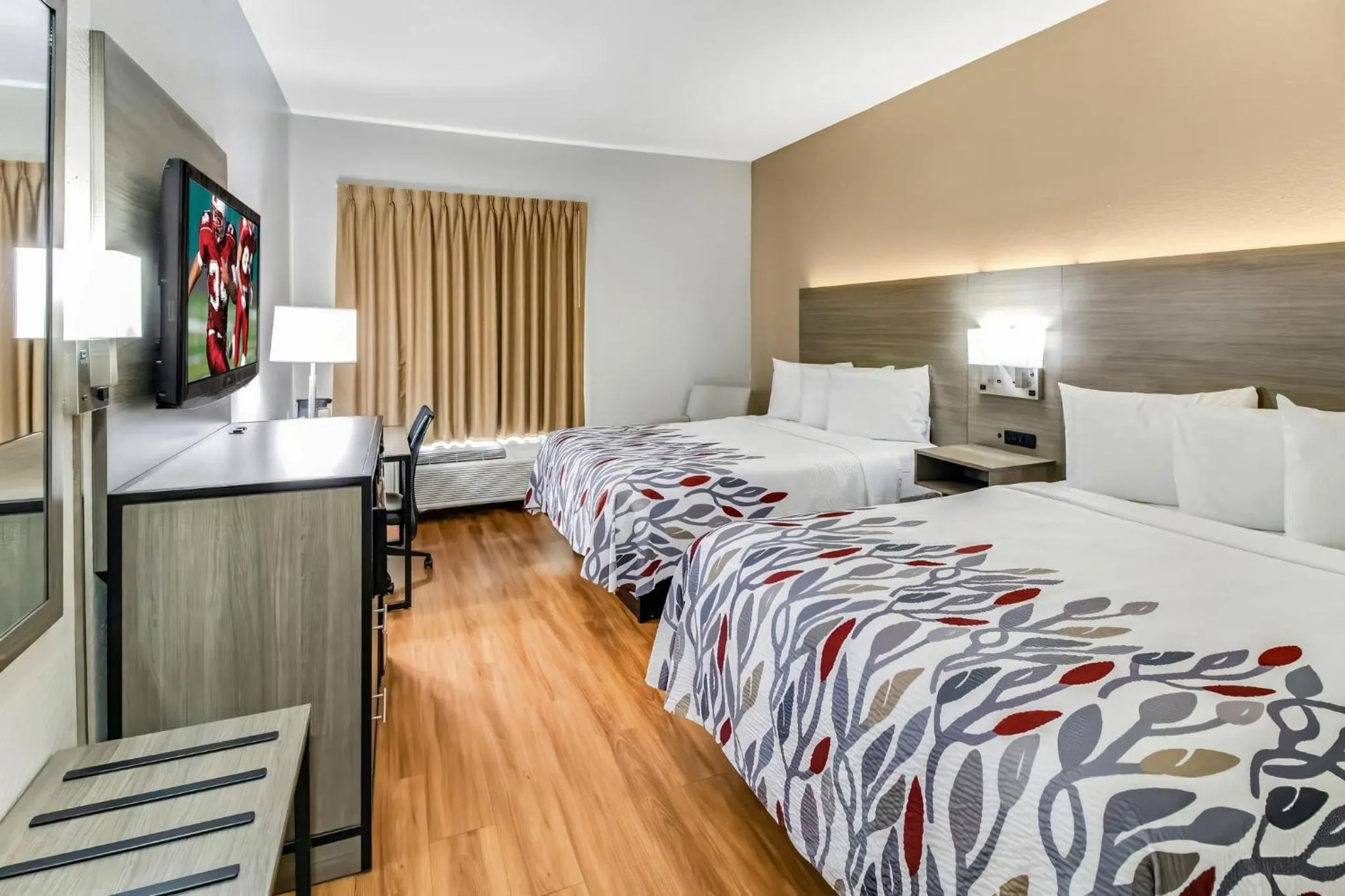 Photo of the whole room, Bed in Red Roof Inn Springfield, OH