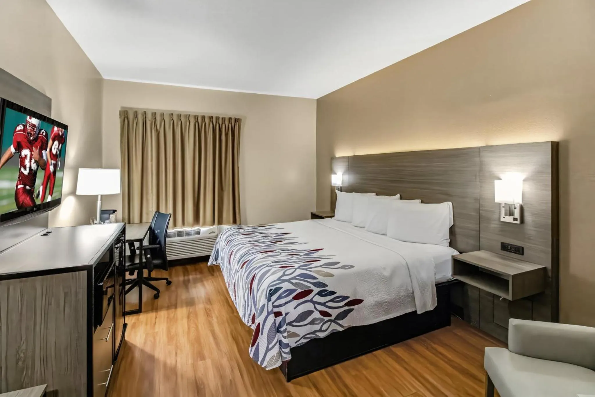 Photo of the whole room, Bed in Red Roof Inn Springfield, OH