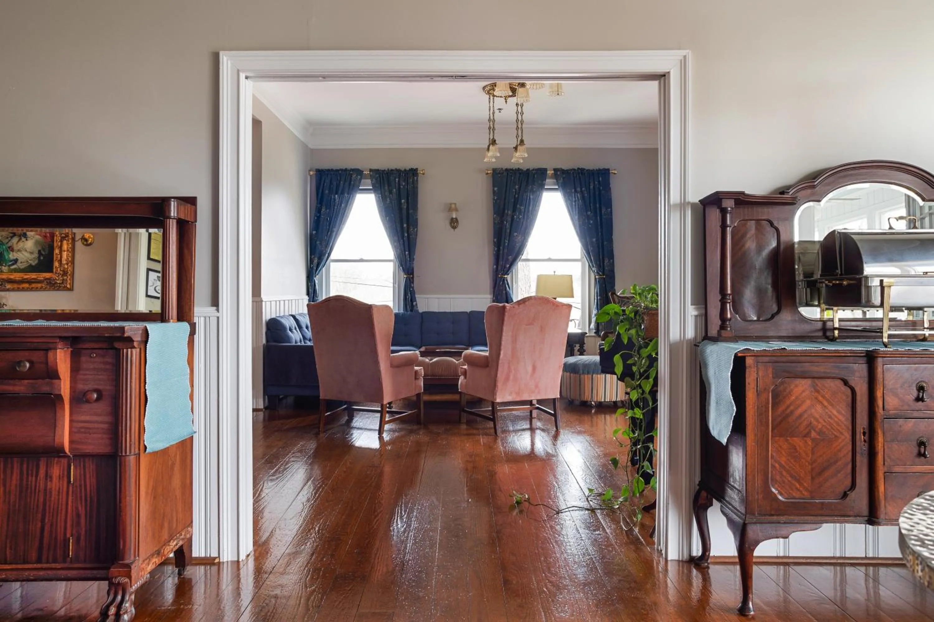 Living room in Stone Mountain Manor
