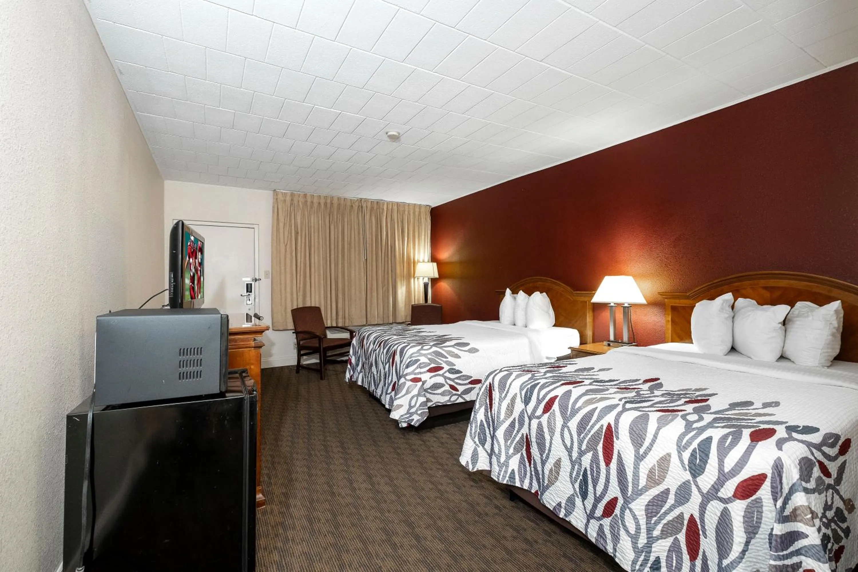 Bedroom, Bed in Red Roof Inn & Suites Hazleton