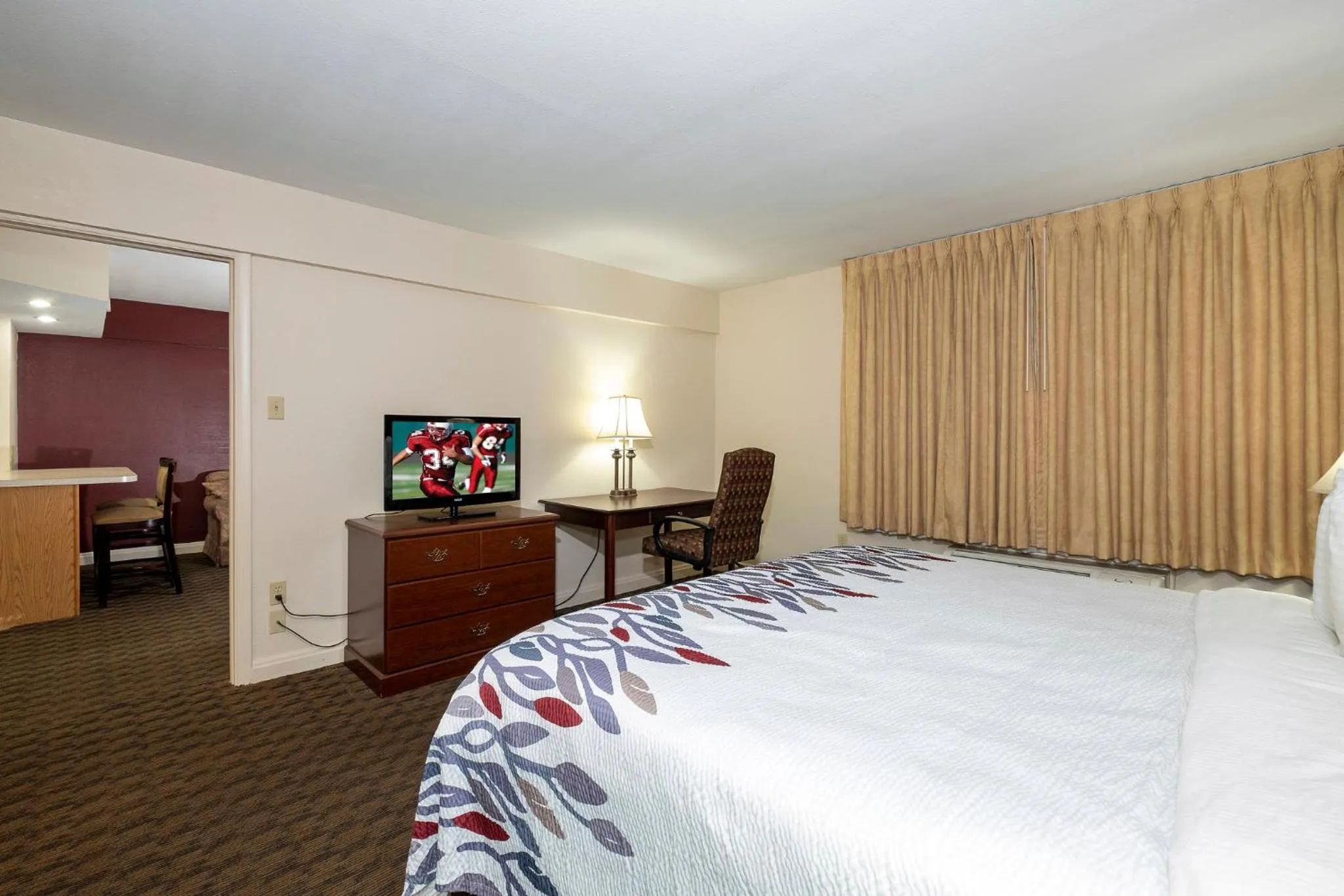 Photo of the whole room, Bed in Red Roof Inn & Suites Hazleton