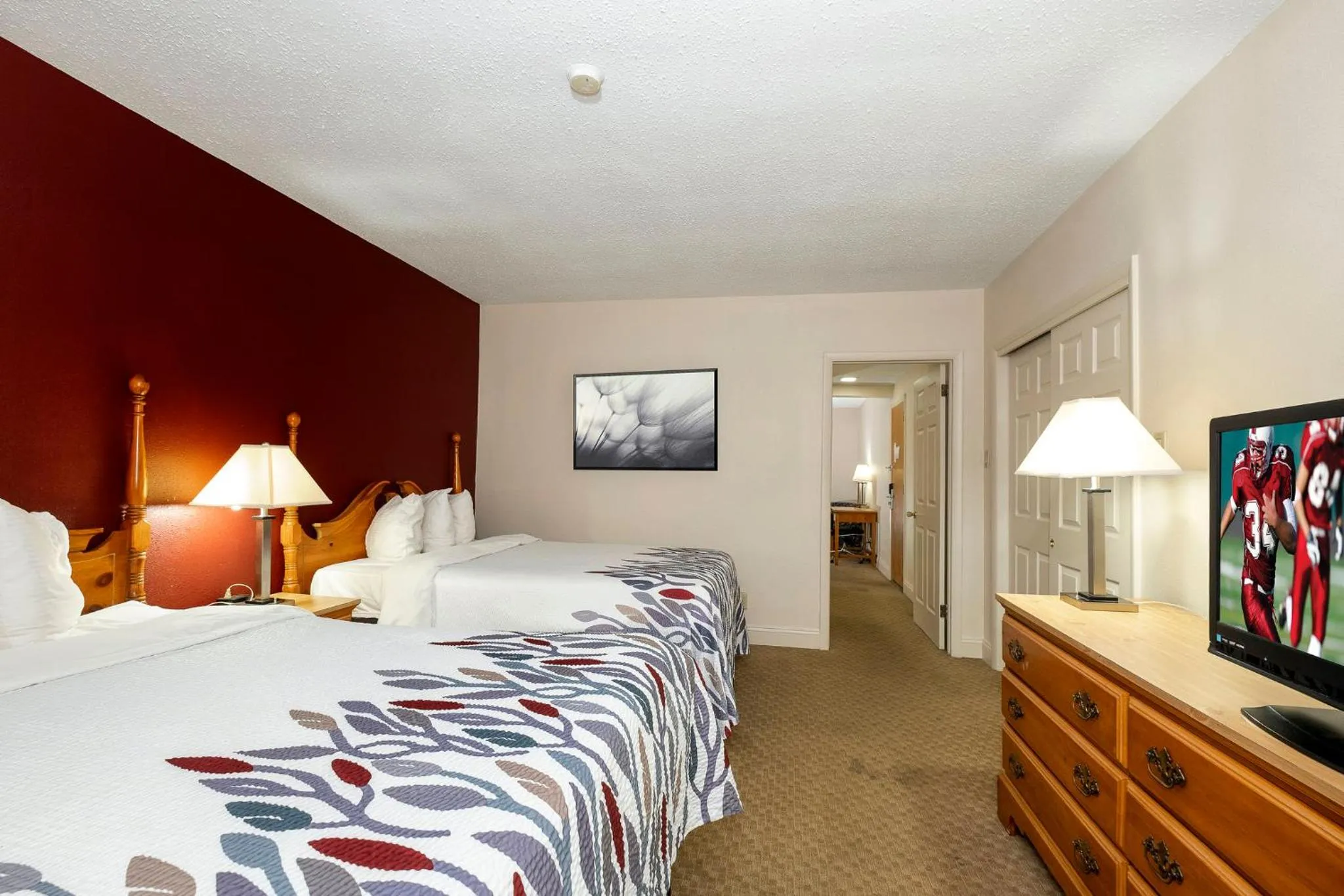 Photo of the whole room, Bed in Red Roof Inn & Suites Hazleton