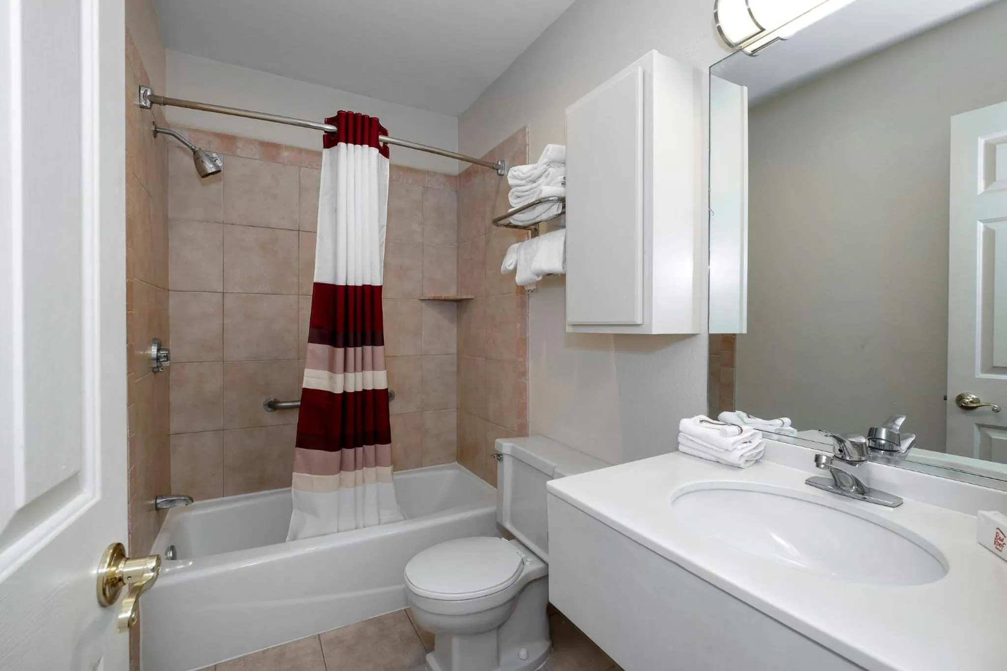 Bathroom in Red Roof Inn & Suites Hazleton