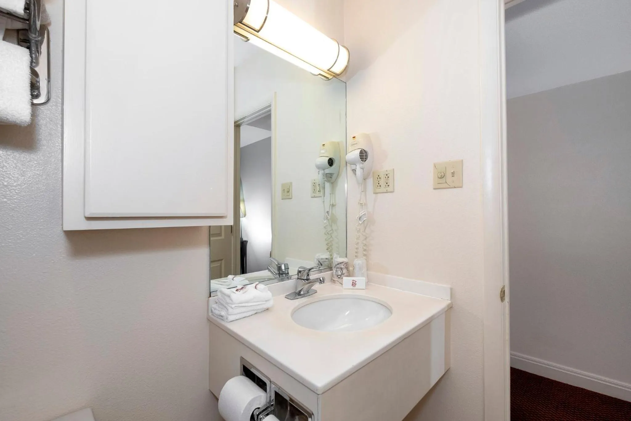 Bathroom in Red Roof Inn & Suites Hazleton