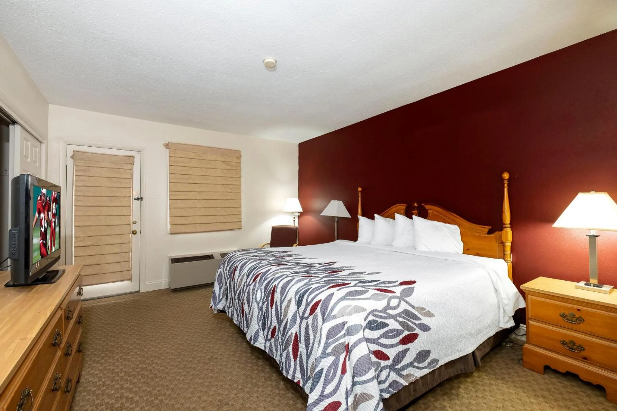 Photo of the whole room, Bed in Red Roof Inn & Suites Hazleton