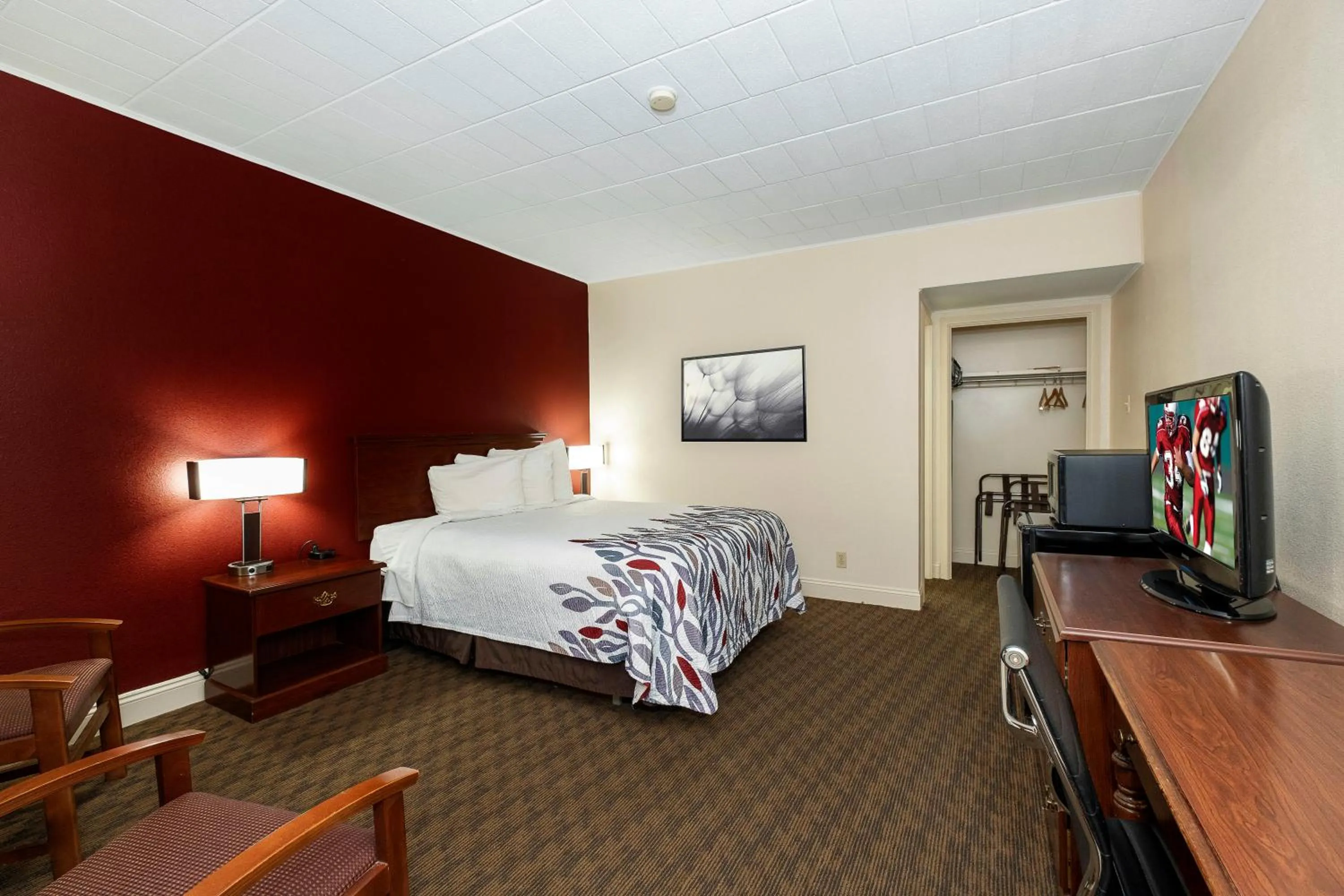 Bedroom, Bed in Red Roof Inn & Suites Hazleton