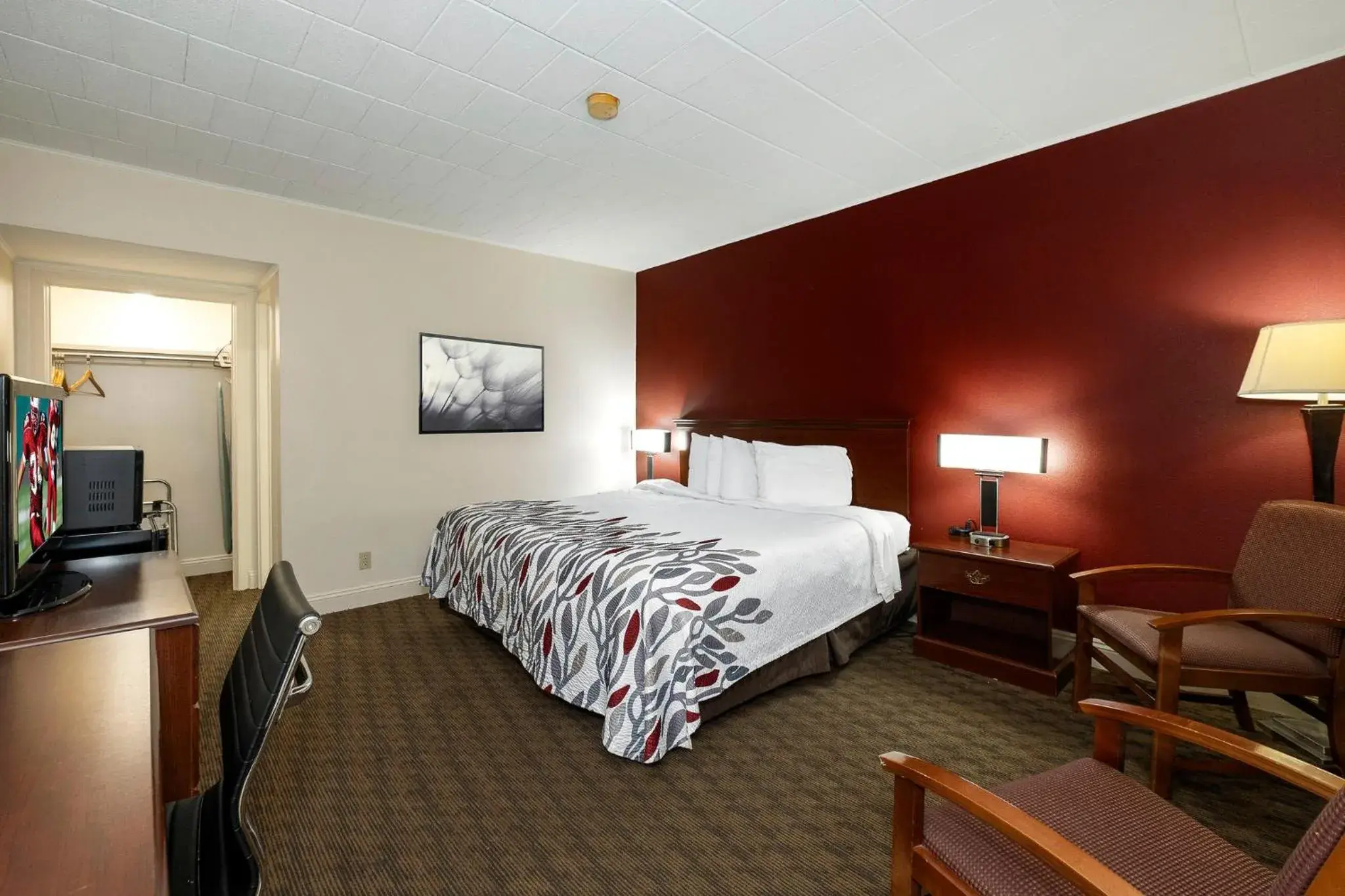 Bedroom, Bed in Red Roof Inn & Suites Hazleton Bedroom, Bed in Red Roof Inn & Suites Hazleton
