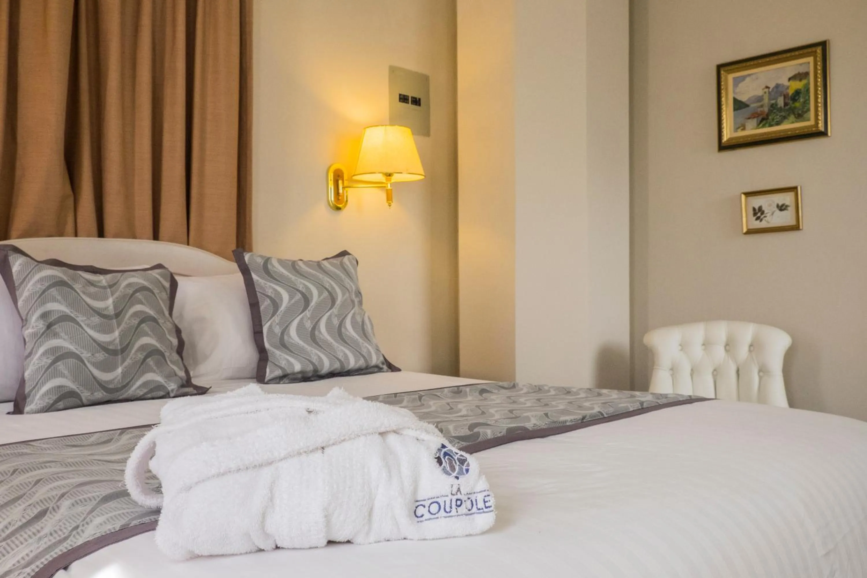 Bedroom, Bed in La Coupole Hotel