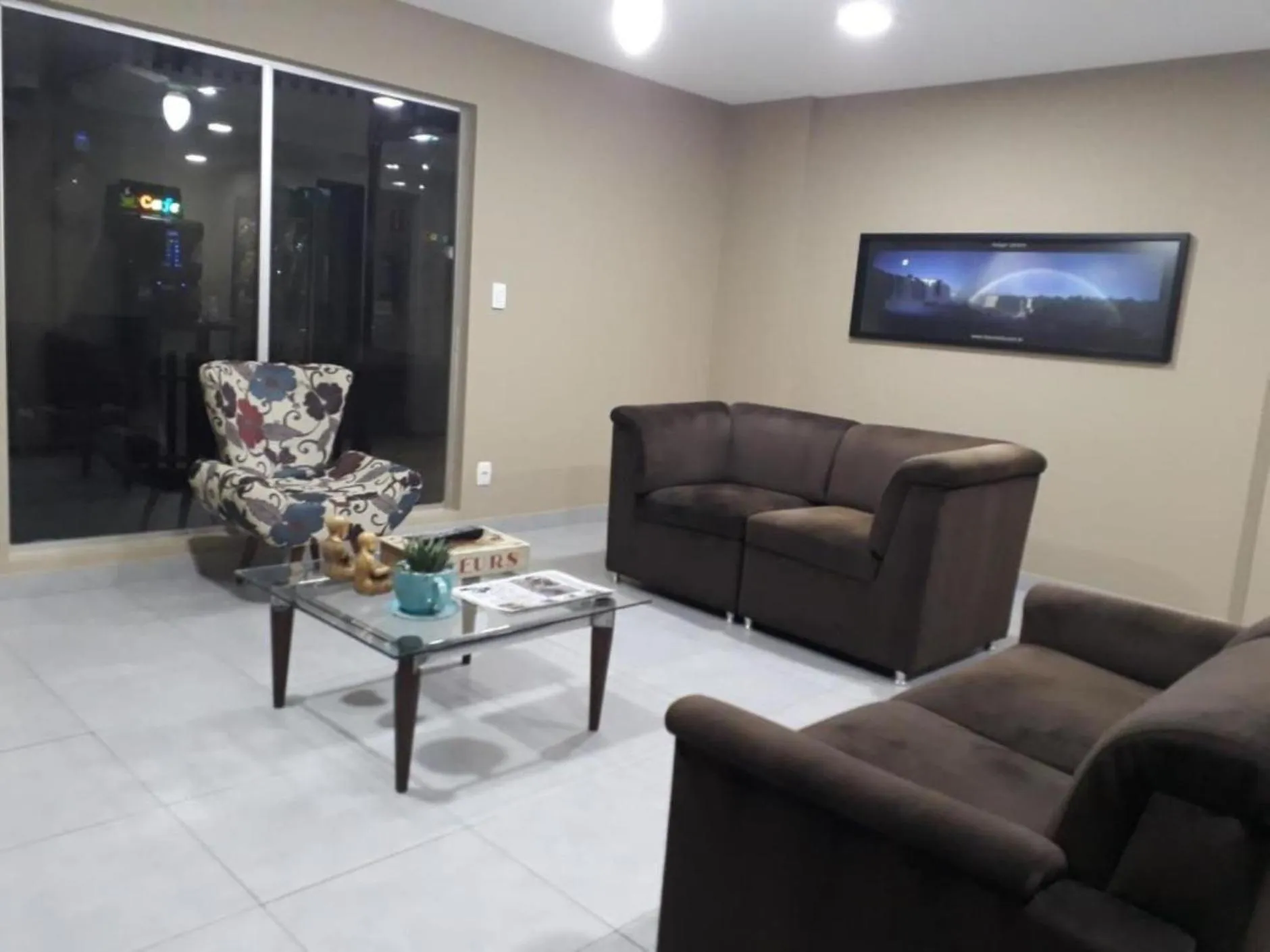 Communal lounge/ TV room in Smart Cataratas Hotel