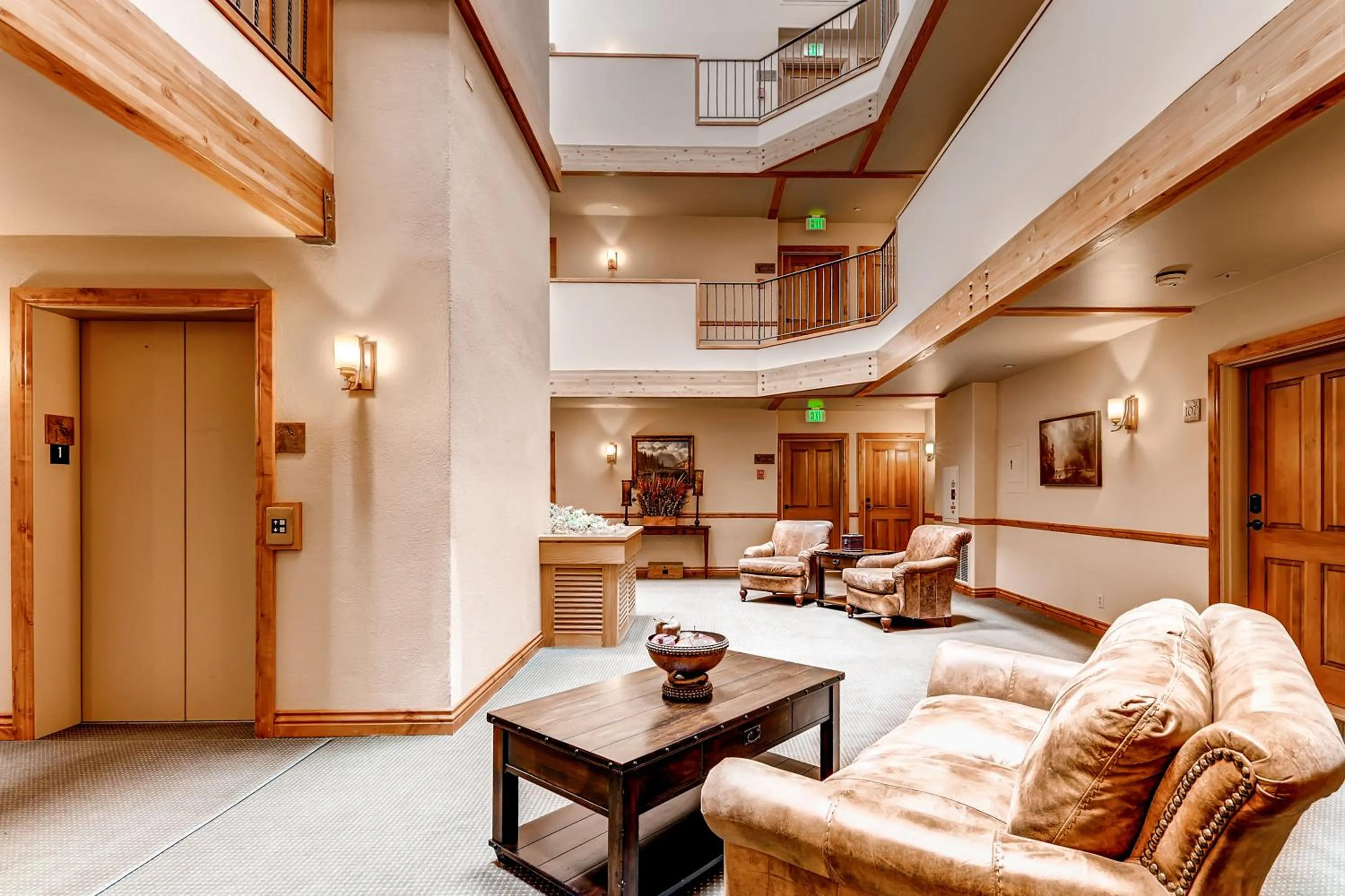 Communal lounge/ TV room in Townsend Place, A Vail Resorts Property