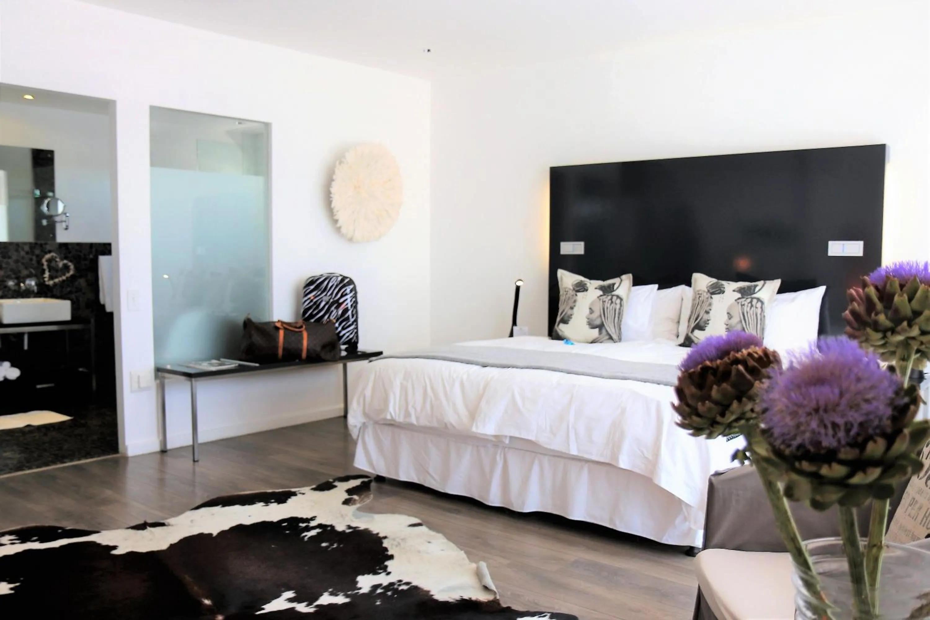 Photo of the whole room, Bed in DysArt Boutique Hotel - Solar Power