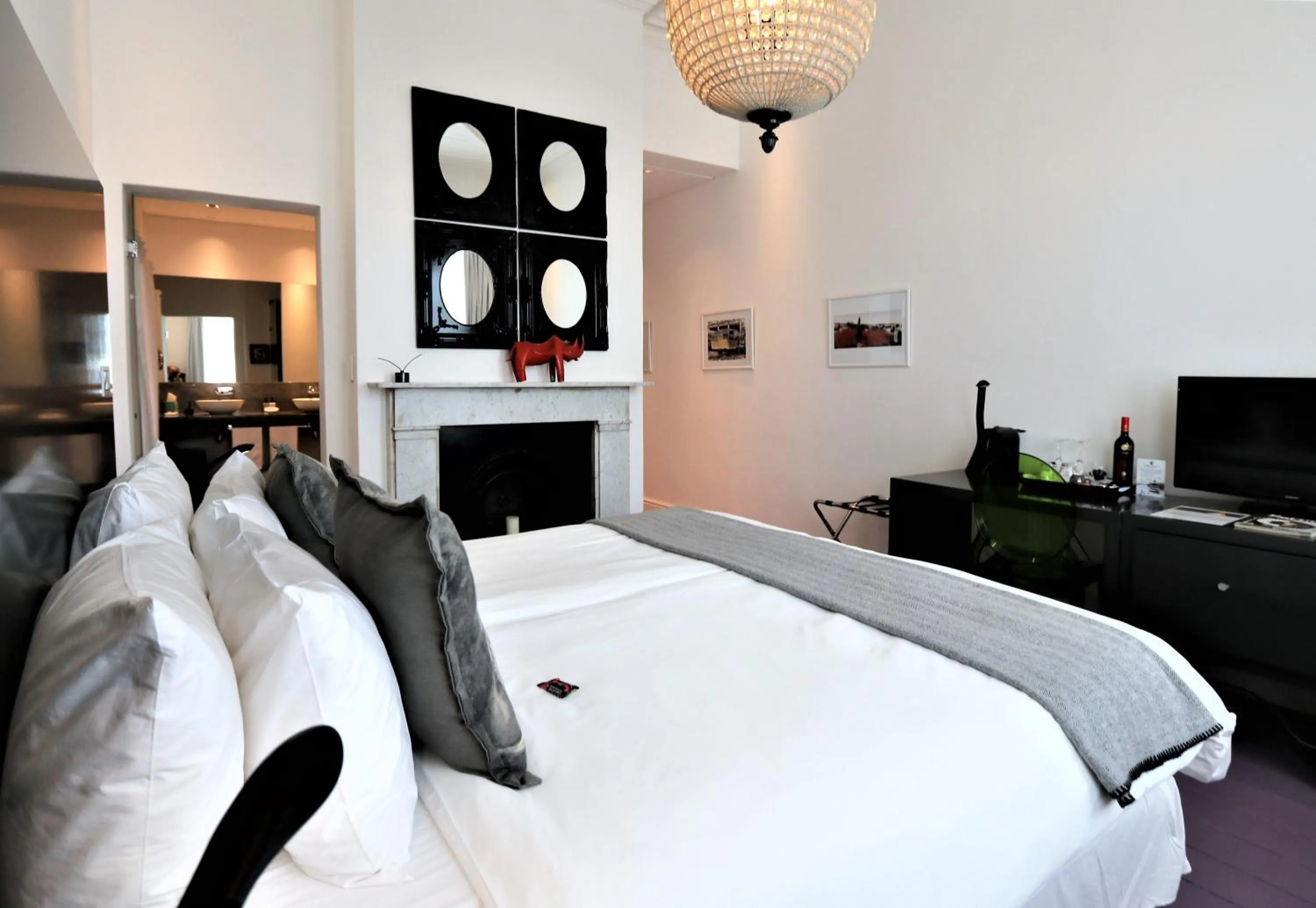 Photo of the whole room, Bed in DysArt Boutique Hotel - Solar Power