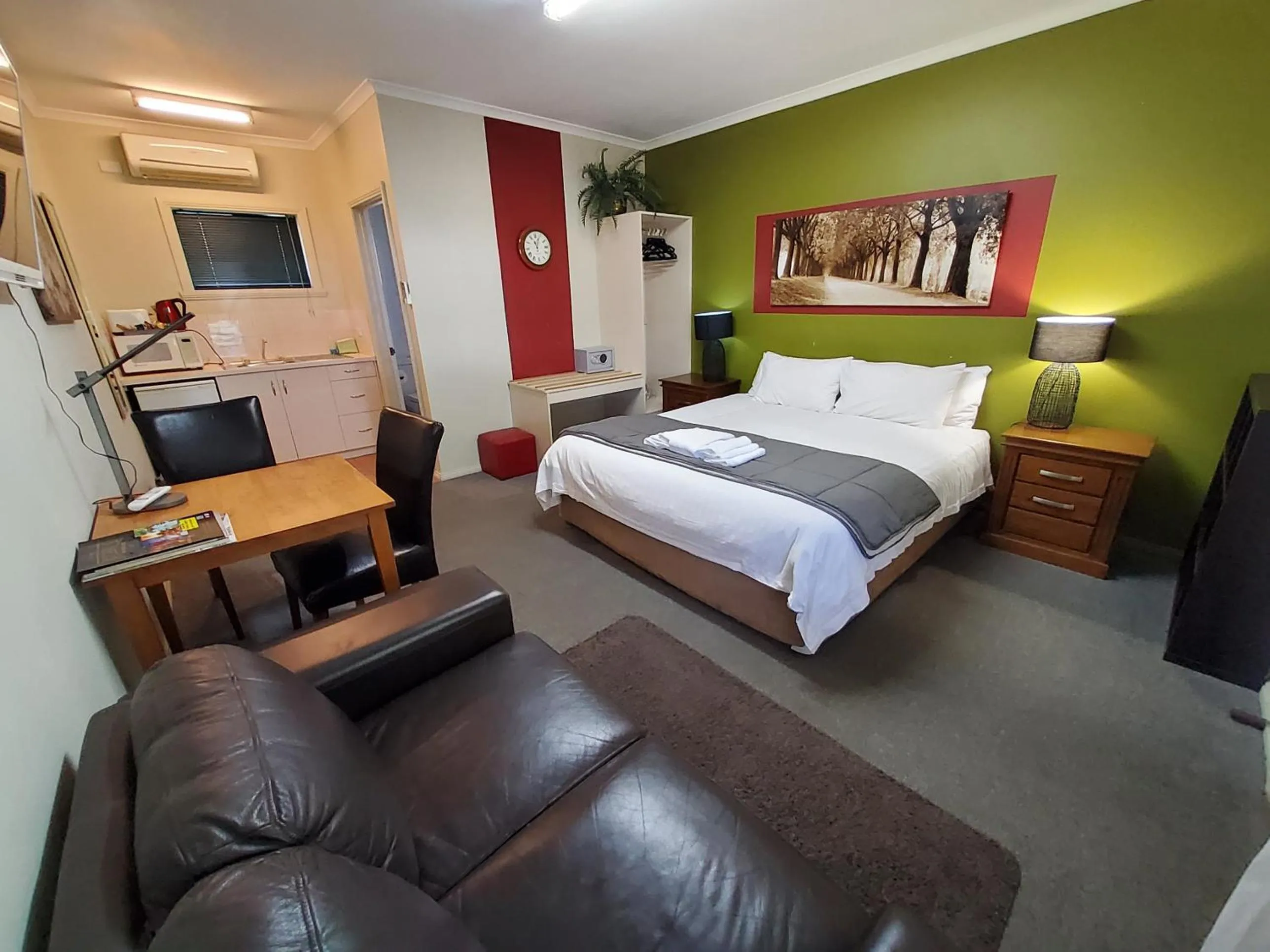 Photo of the whole room, Bed in Coach House Inn