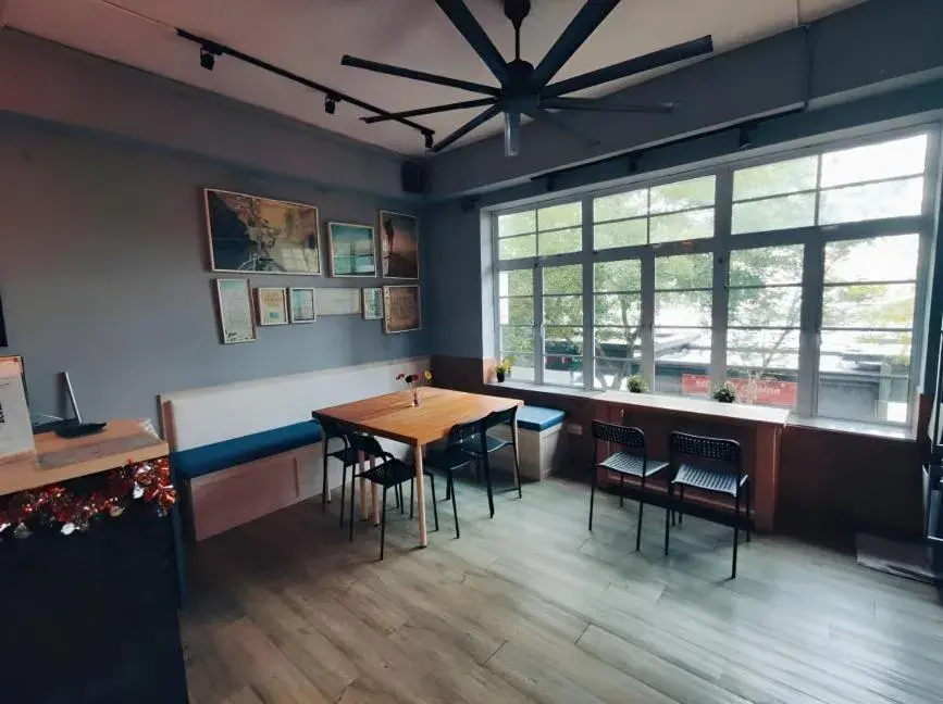 Living room in BEAT. Capsule Hostel @ Boat Quay Living room in BEAT. Capsule Hostel @ Boat Quay