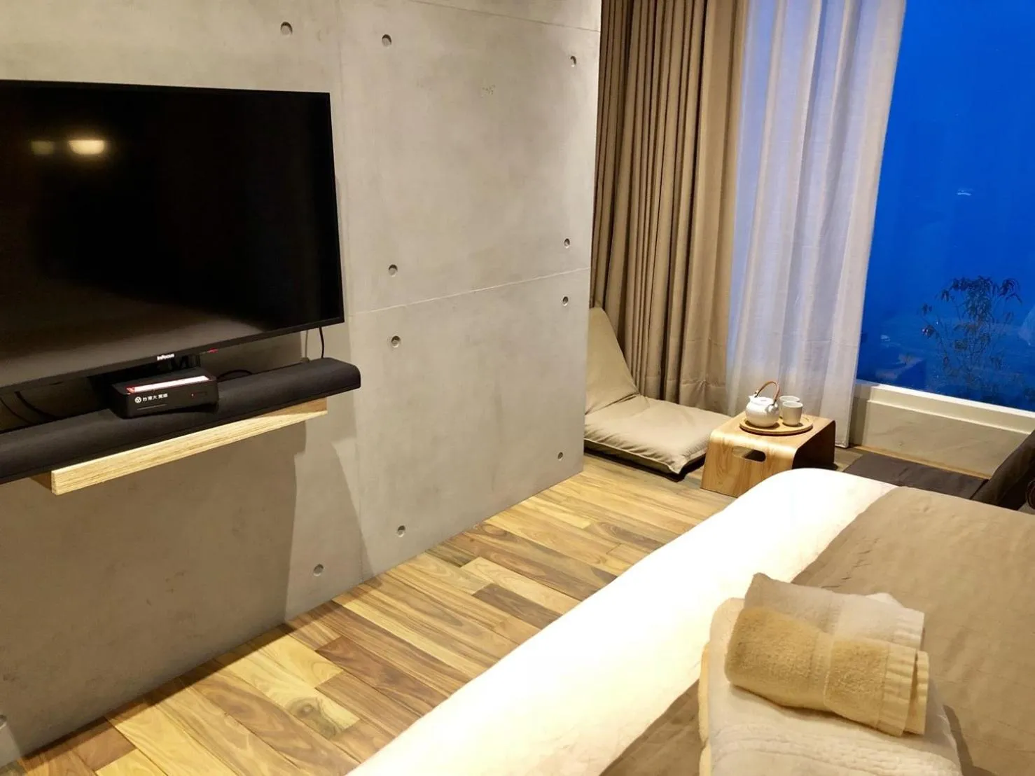 TV and multimedia in Something Easy Inn