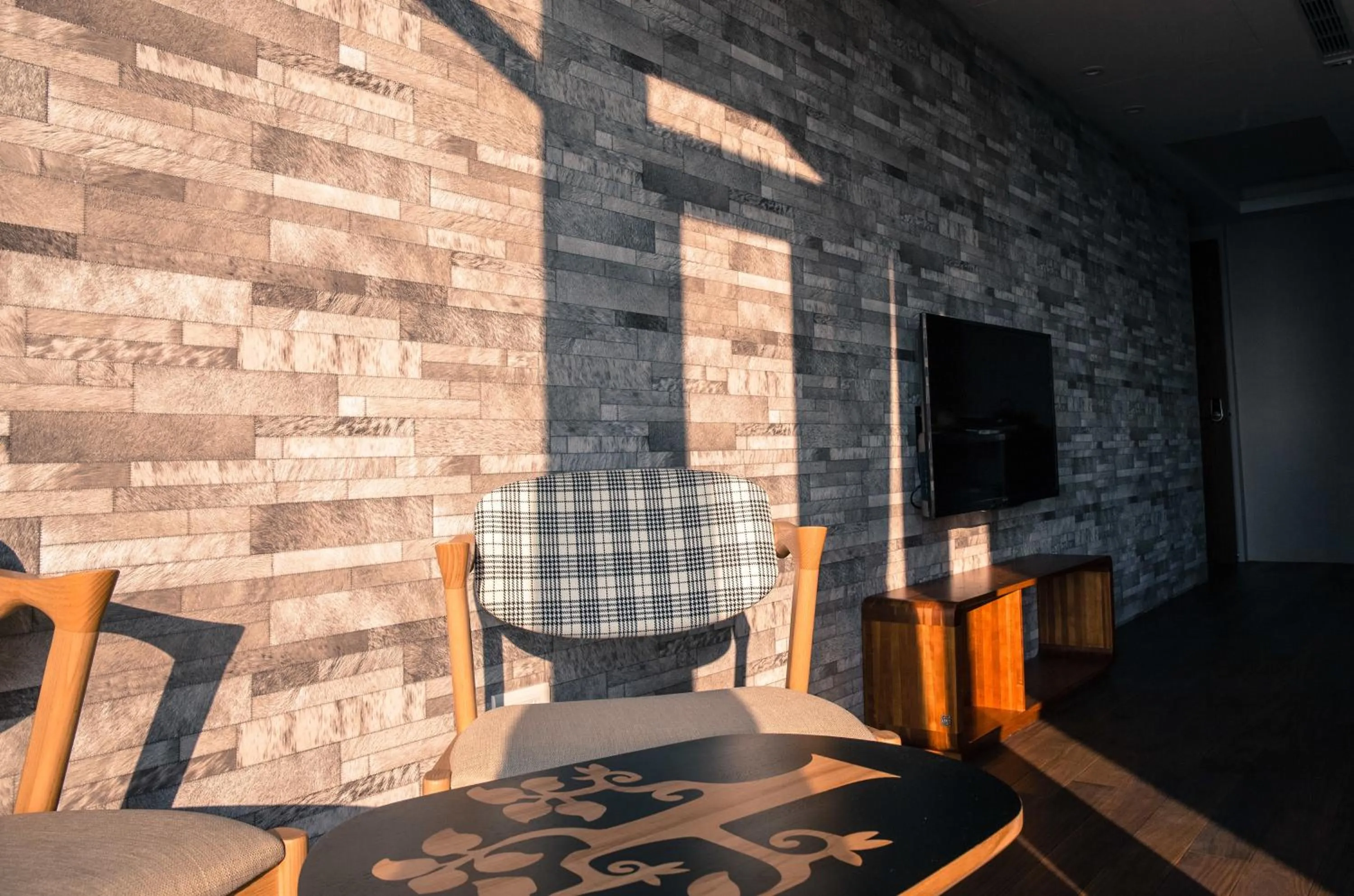 TV and multimedia in Something Easy Inn