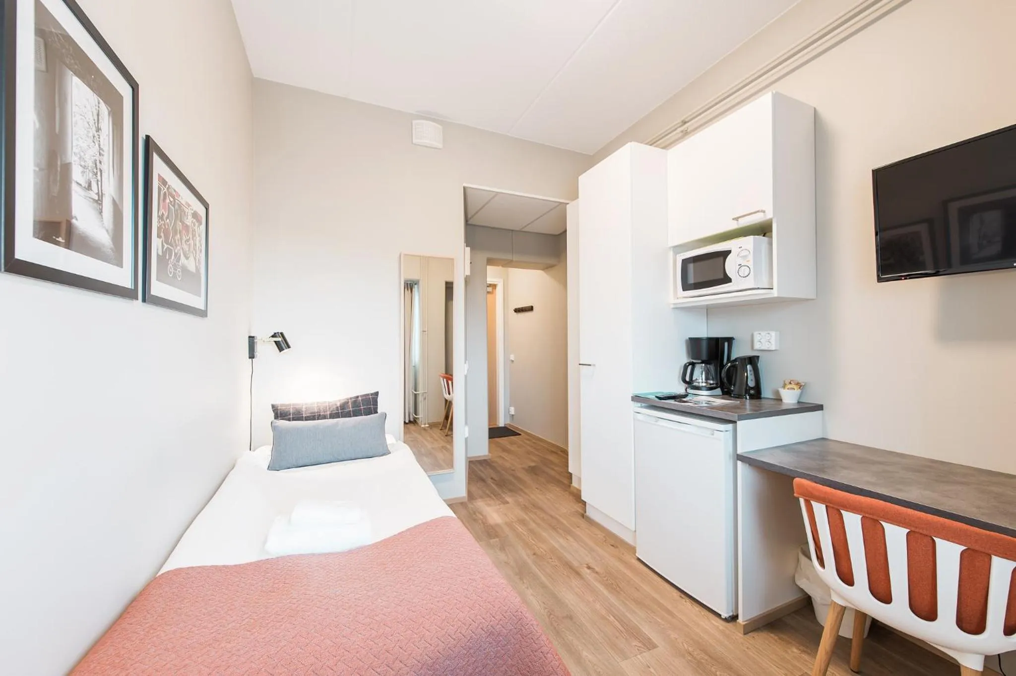 Kitchen or kitchenette, Bed in Forenom Aparthotel Espoo Leppävaara