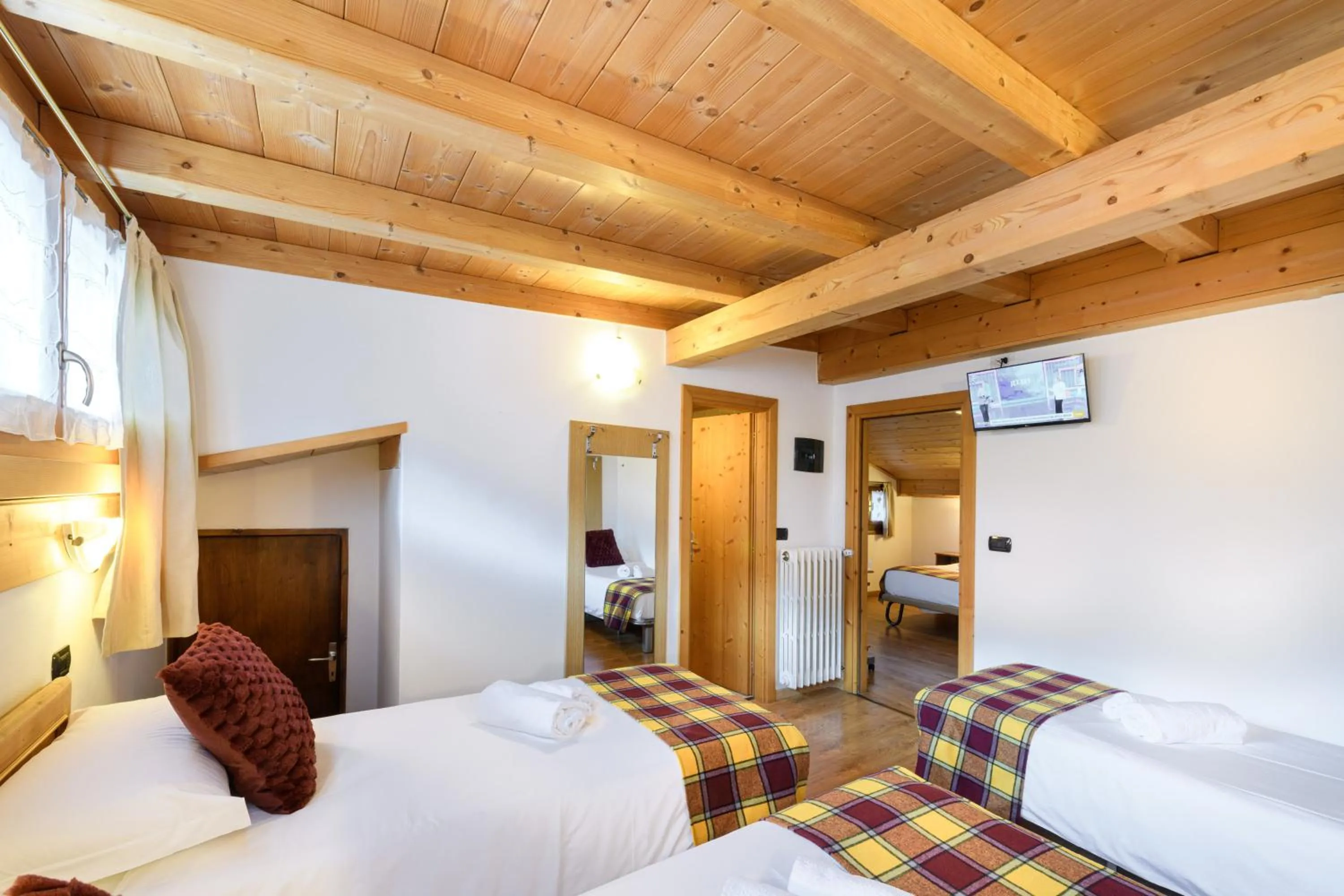 TV and multimedia, Bed in Hotel Ambassador Bormio