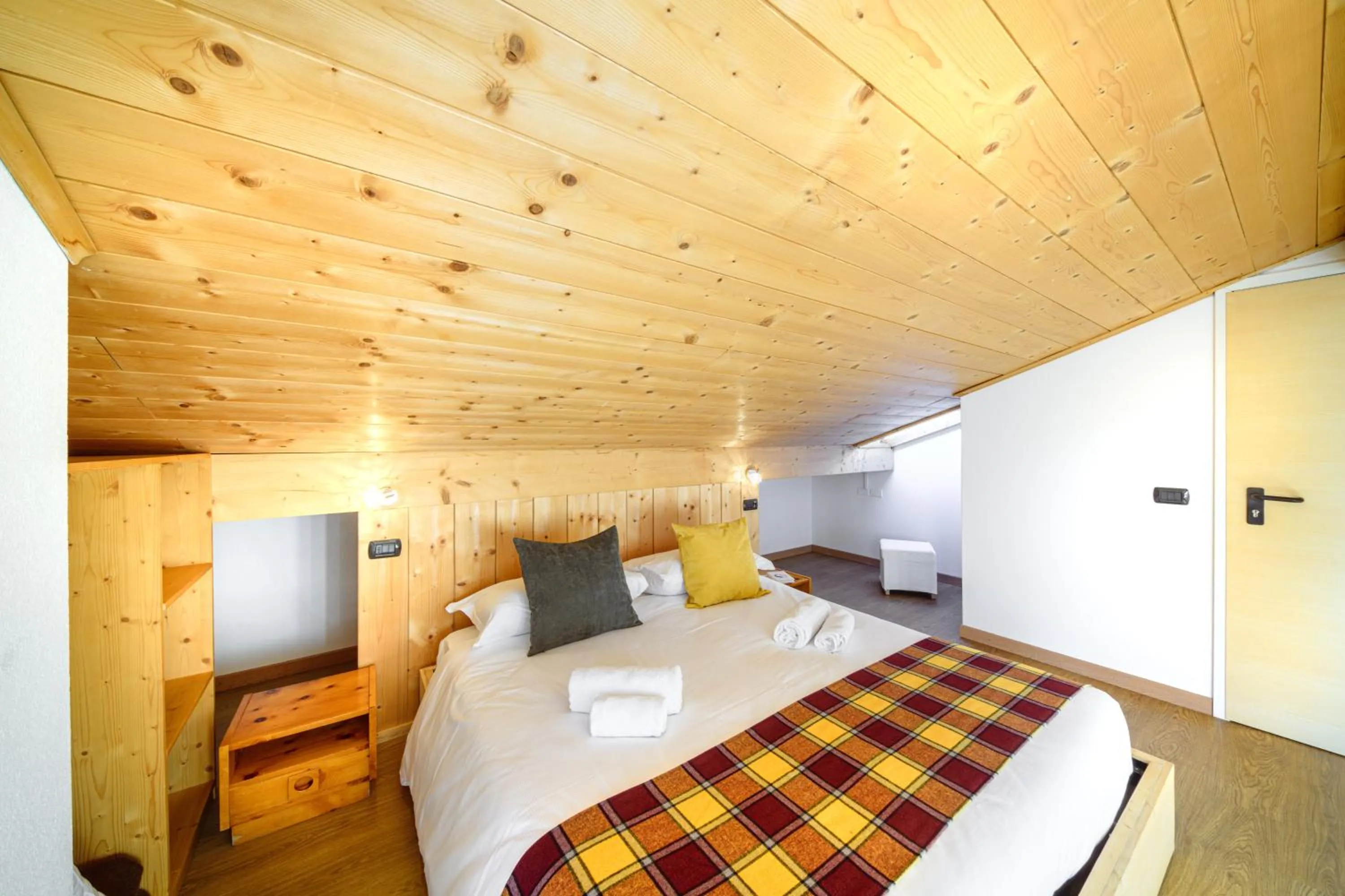 Bedroom, Bed in Hotel Ambassador Bormio