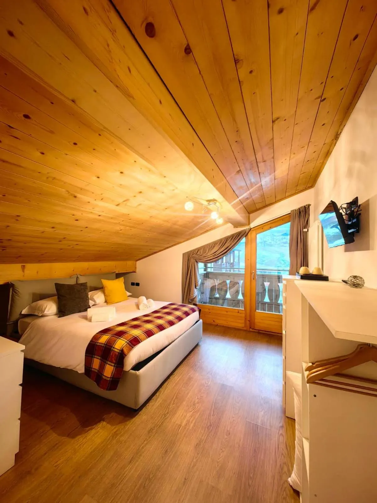 Photo of the whole room, Bed in Hotel Ambassador Bormio