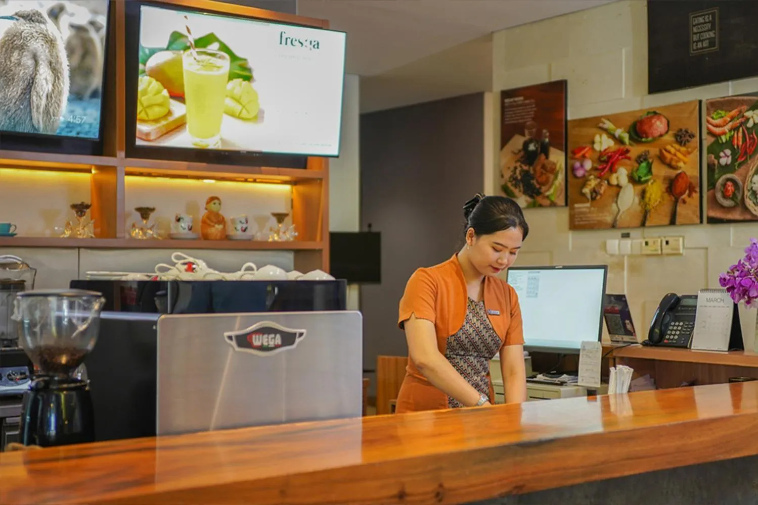 Restaurant/places to eat in BATIQA Hotel Palembang