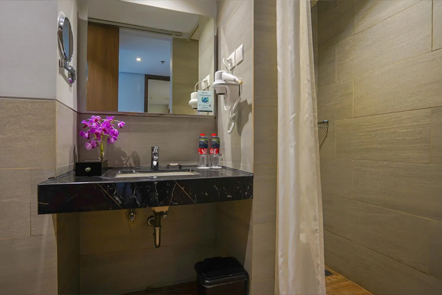 Shower in BATIQA Hotel Palembang