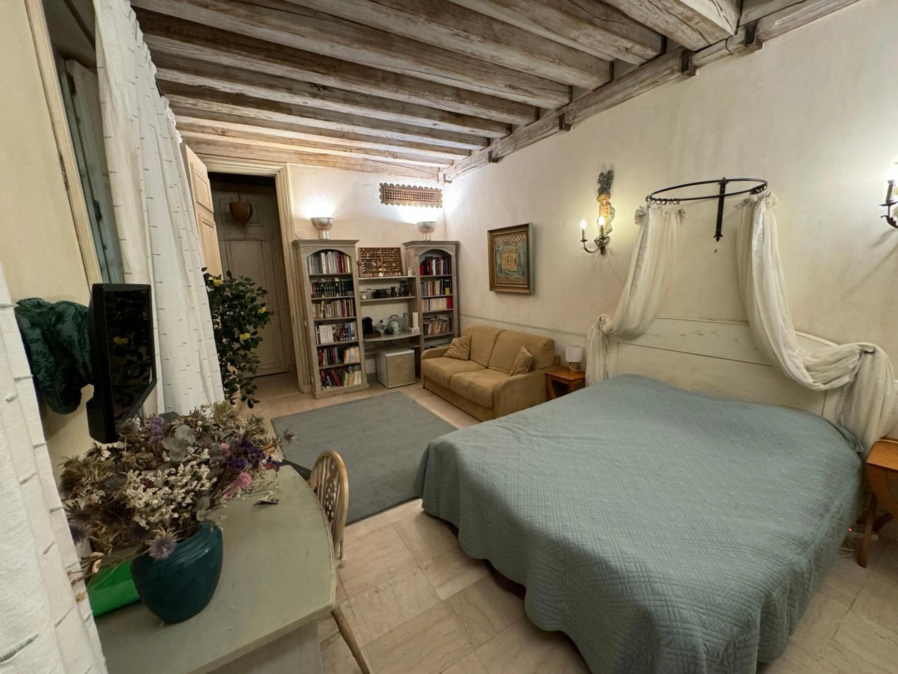 Photo of the whole room, Bed in La Maison d'Anne