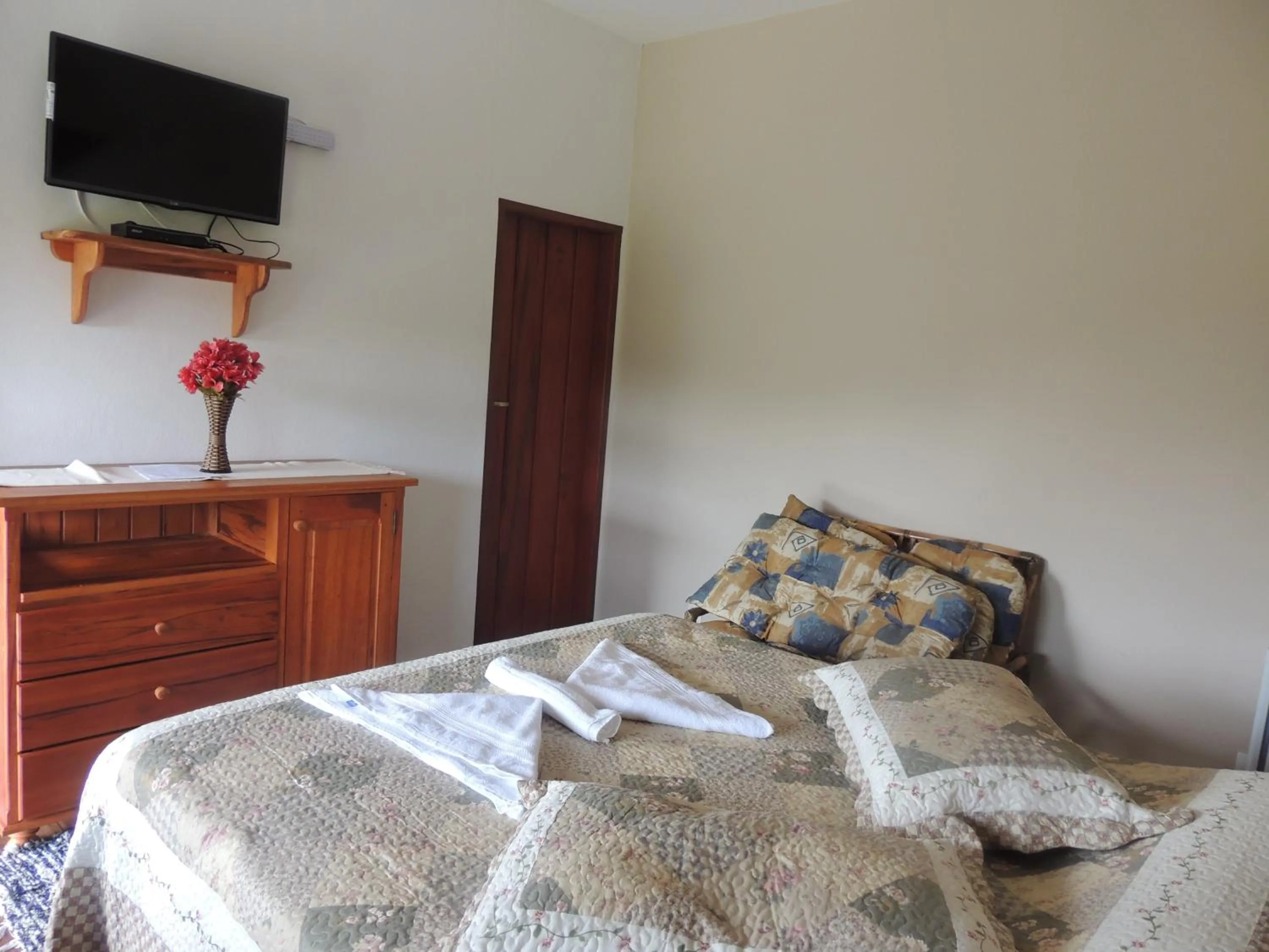 Property building, Bed in Pousada Antigo Caminho Do Ouro