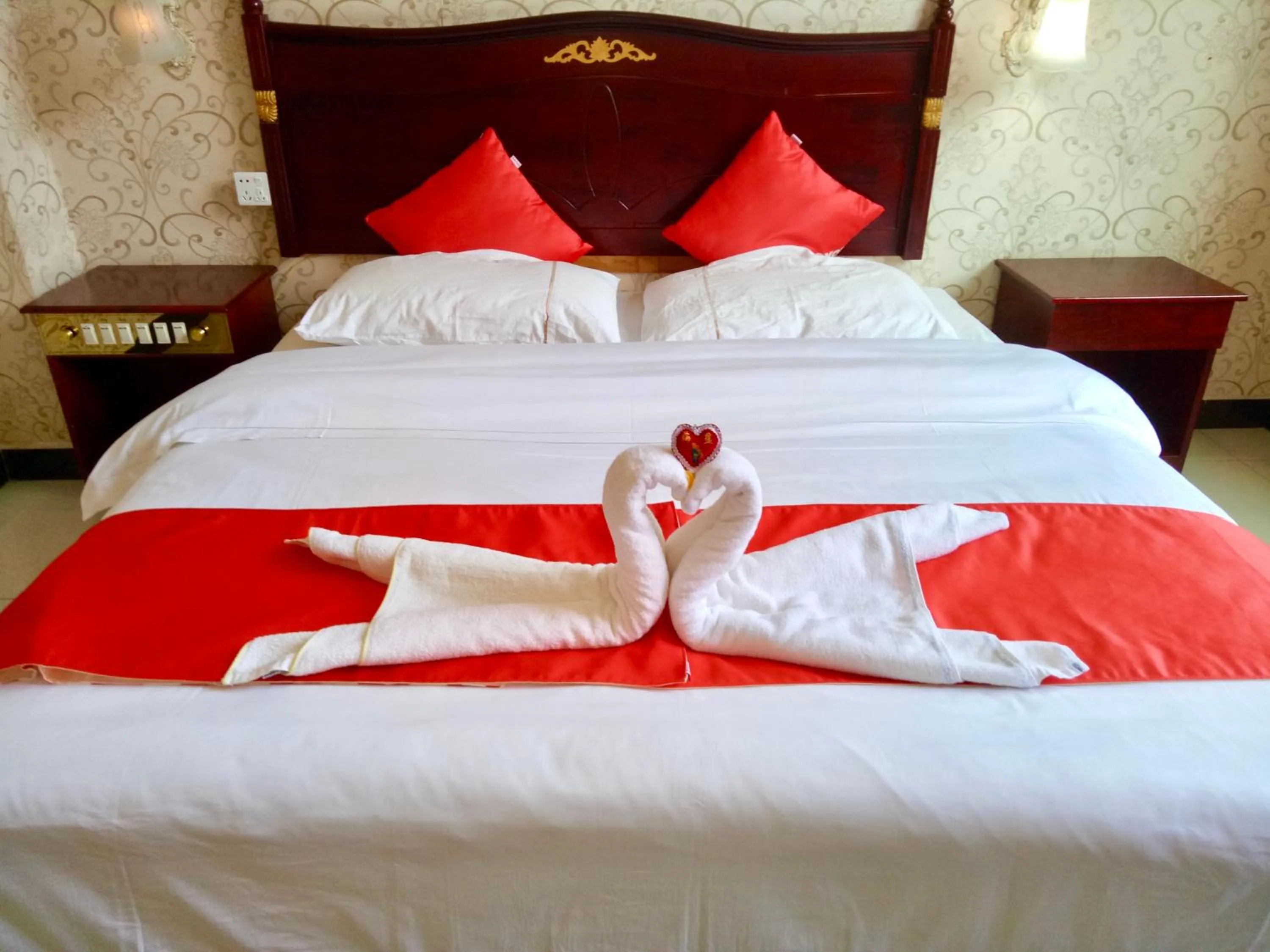 Bed in XiShuangBanNa International Aerial Garden South of Mekong River Business Hotel 傣江南商务酒店