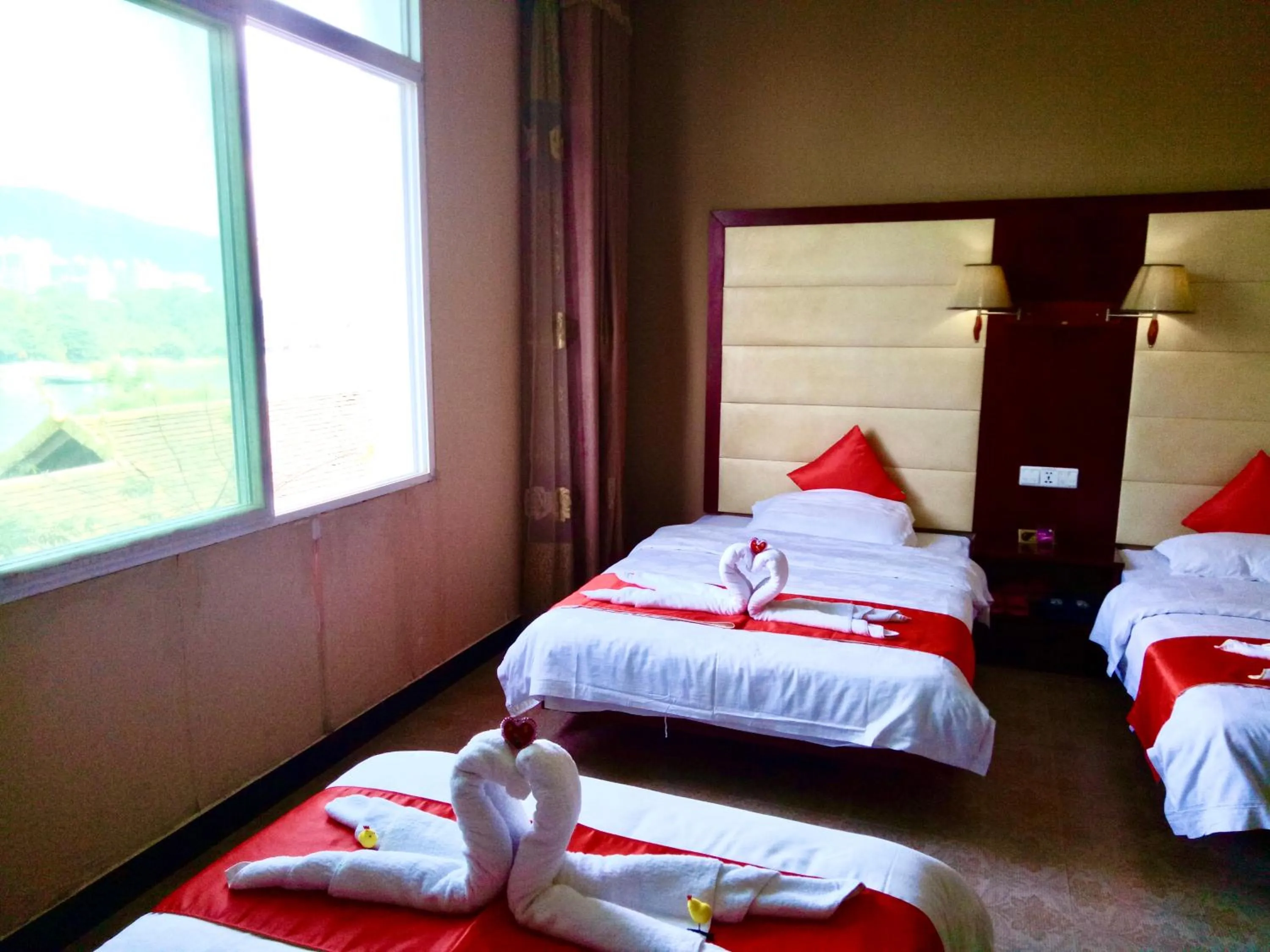Bed in XiShuangBanNa International Aerial Garden South of Mekong River Business Hotel 傣江南商务酒店