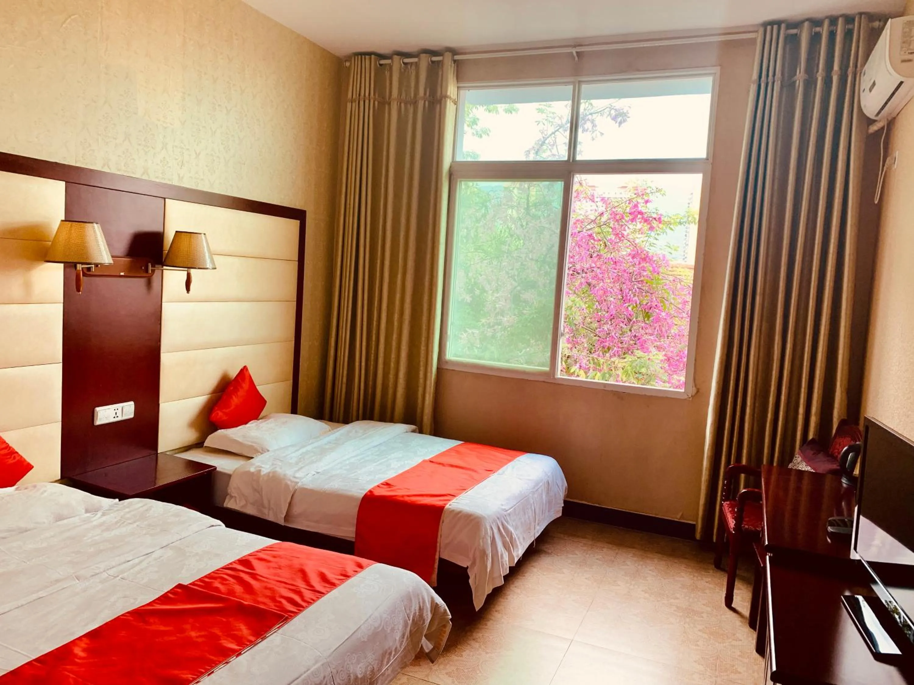 Bed in XiShuangBanNa International Aerial Garden South of Mekong River Business Hotel 傣江南商务酒店