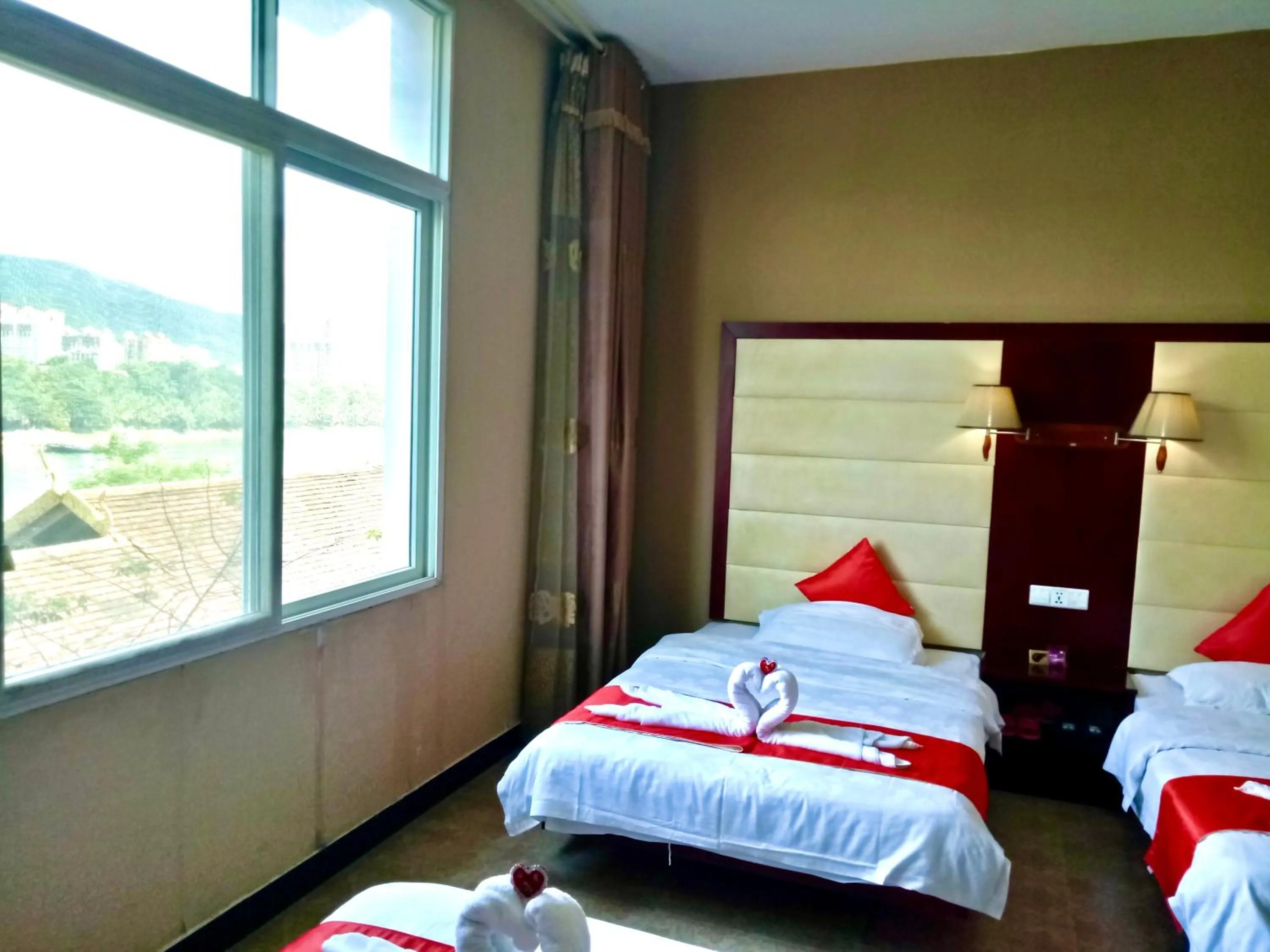 Bed in XiShuangBanNa International Aerial Garden South of Mekong River Business Hotel 傣江南商务酒店