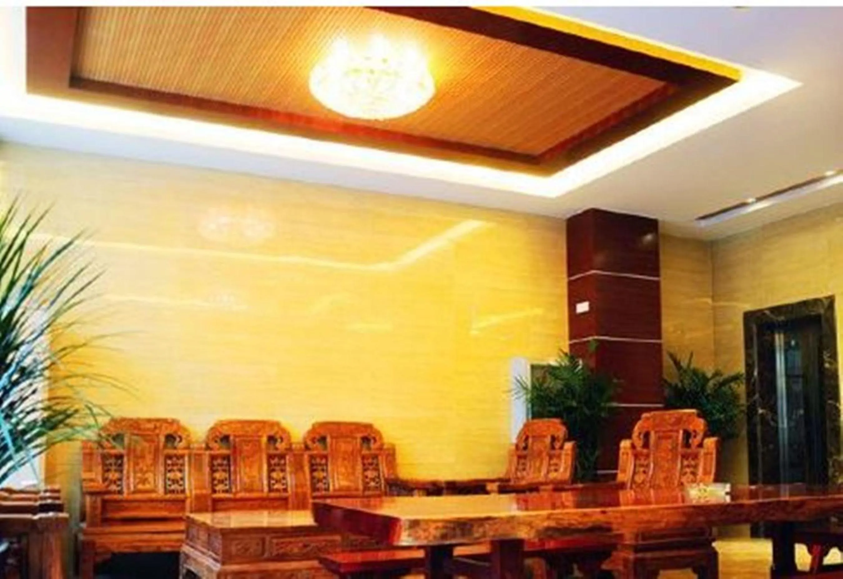 Lounge or bar in XiShuangBanNa International Aerial Garden South of Mekong River Business Hotel 傣江南商务酒店