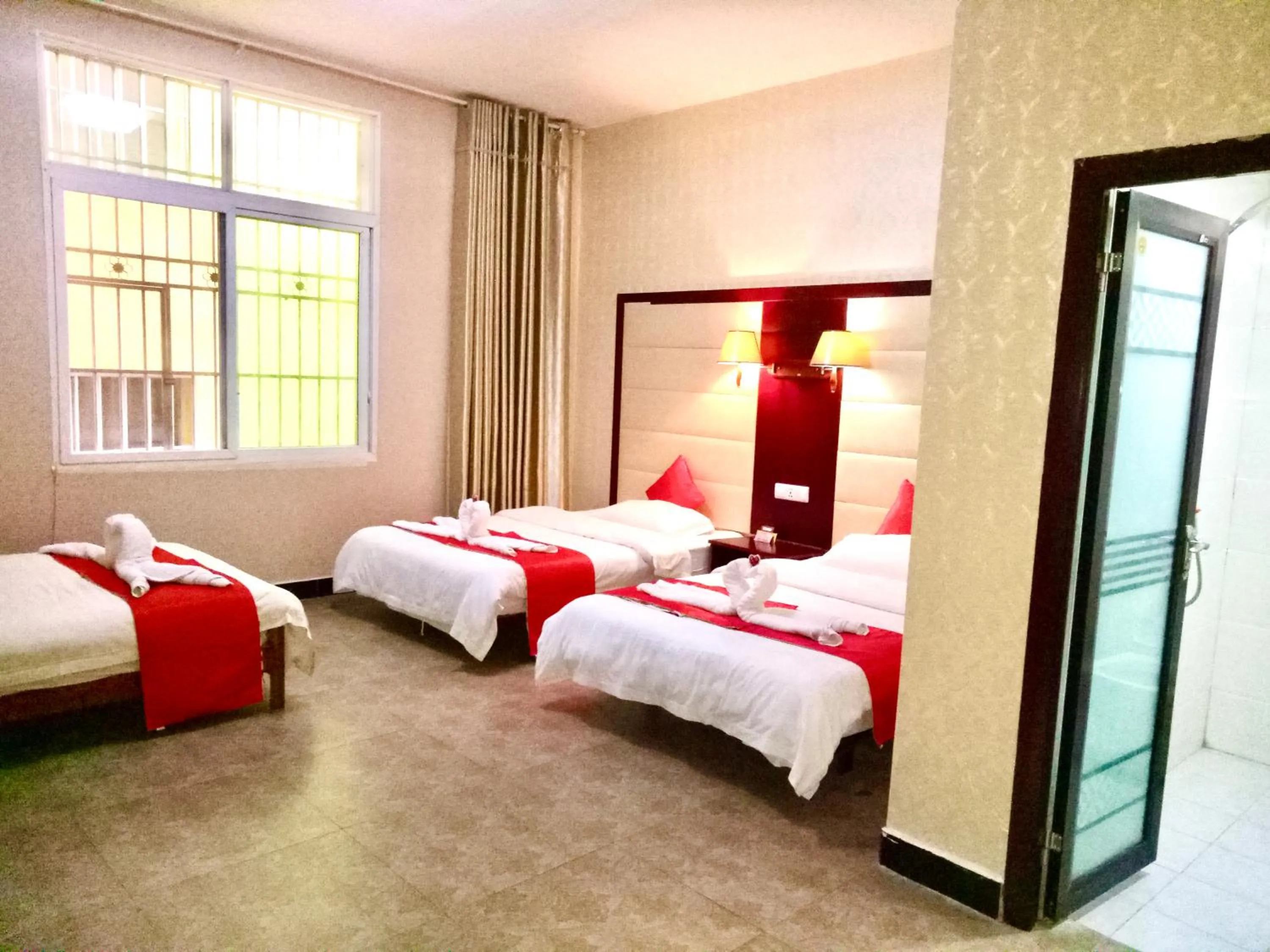 Bed in XiShuangBanNa International Aerial Garden South of Mekong River Business Hotel 傣江南商务酒店