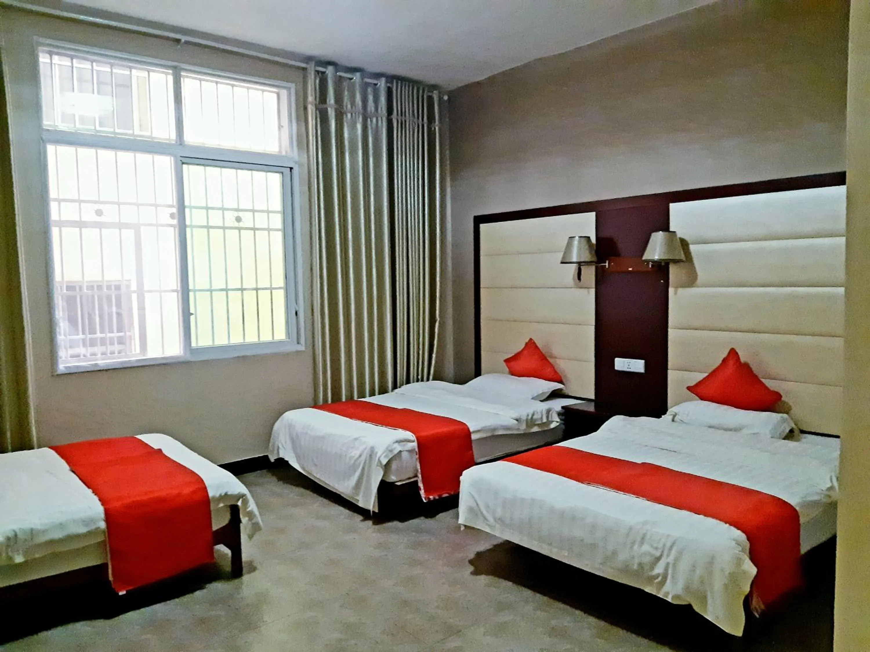 Bed in XiShuangBanNa International Aerial Garden South of Mekong River Business Hotel 傣江南商务酒店