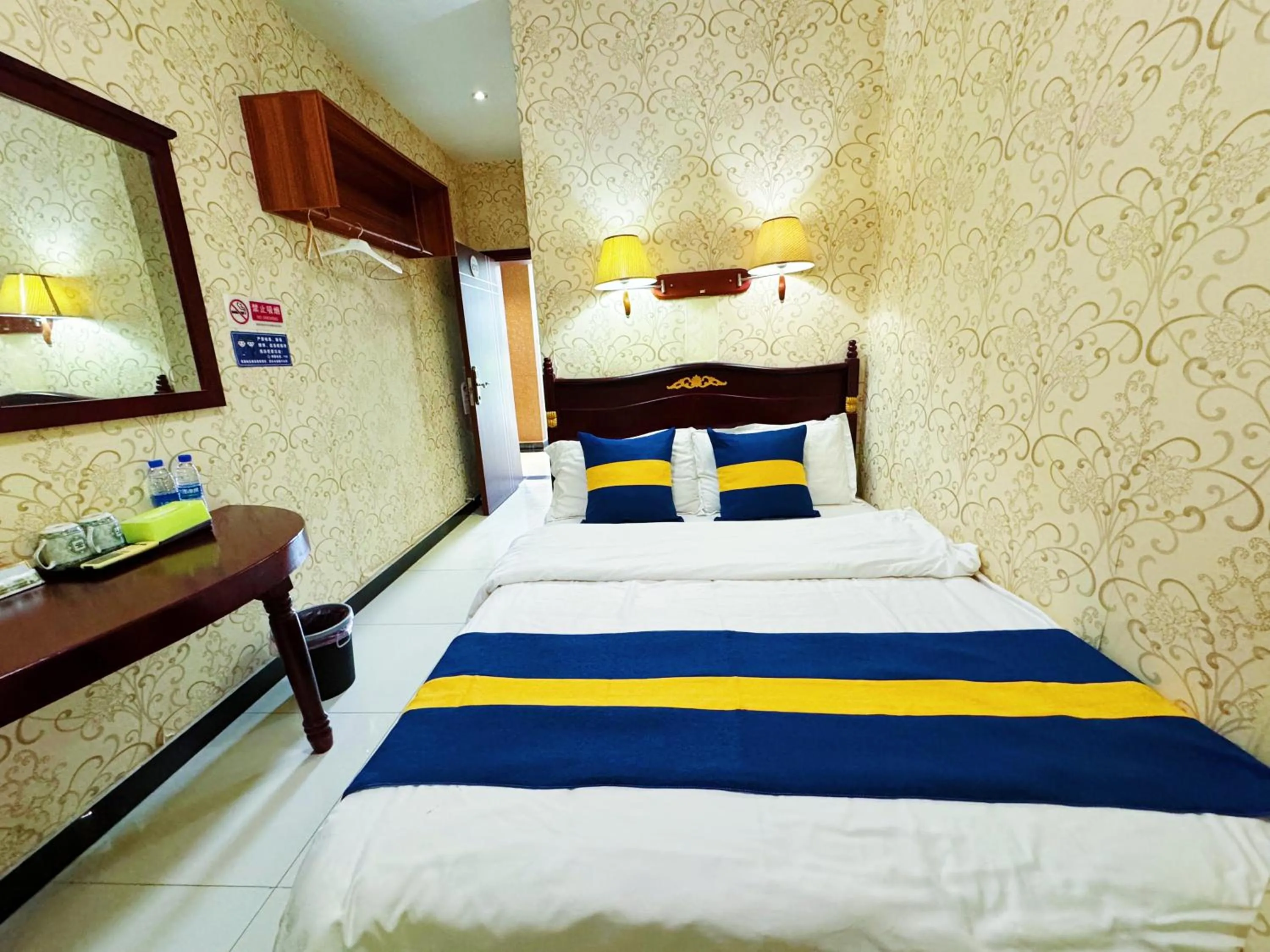 Photo of the whole room, Bed in XiShuangBanNa International Aerial Garden South of Mekong River Business Hotel 傣江南商务酒店