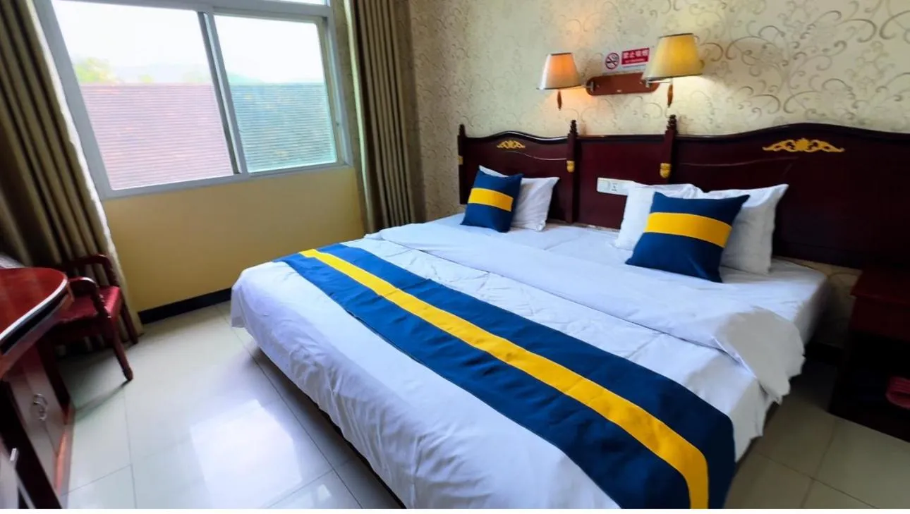 Photo of the whole room, Bed in XiShuangBanNa International Aerial Garden South of Mekong River Business Hotel 傣江南商务酒店