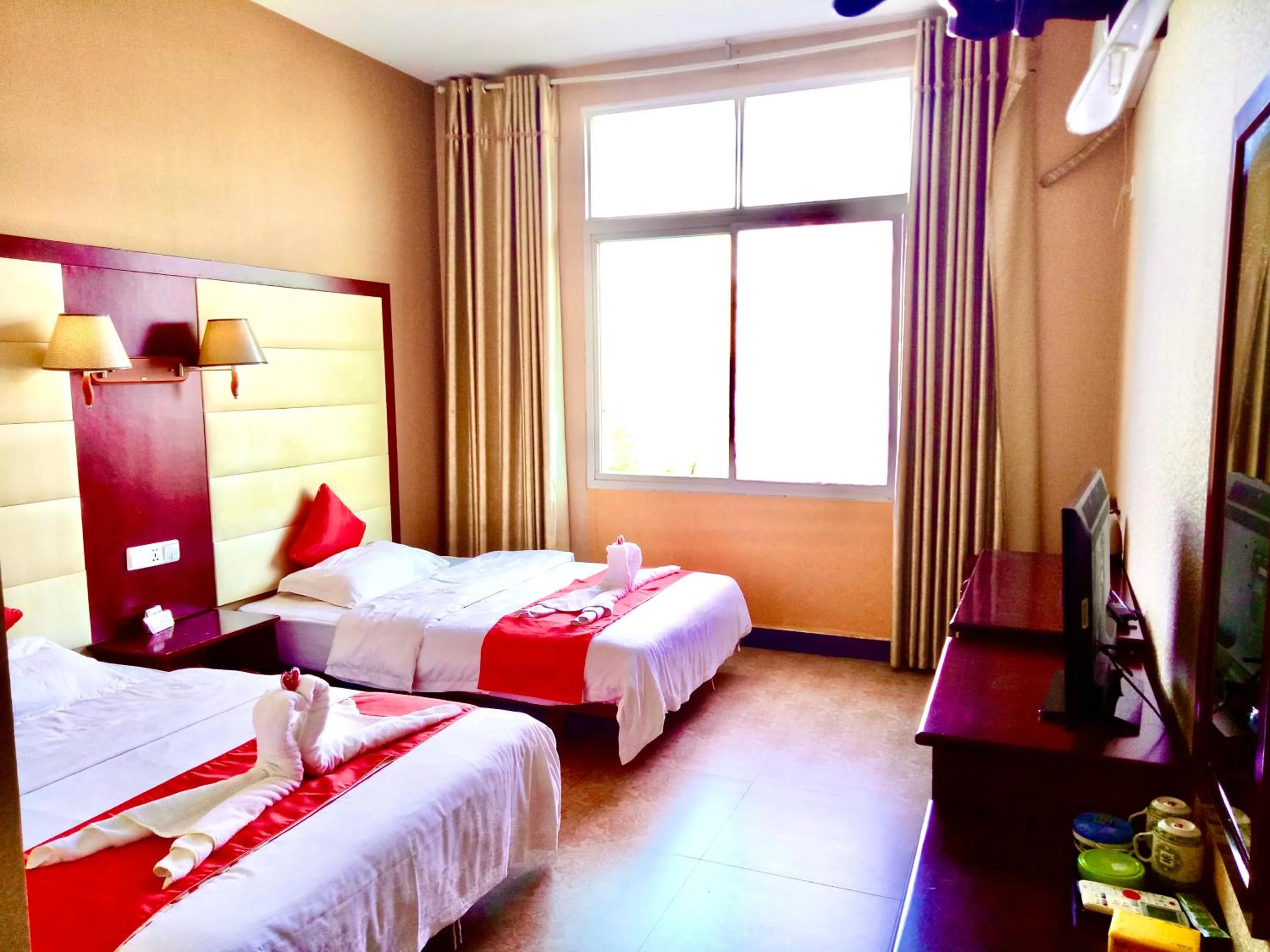 Bed in XiShuangBanNa International Aerial Garden South of Mekong River Business Hotel 傣江南商务酒店