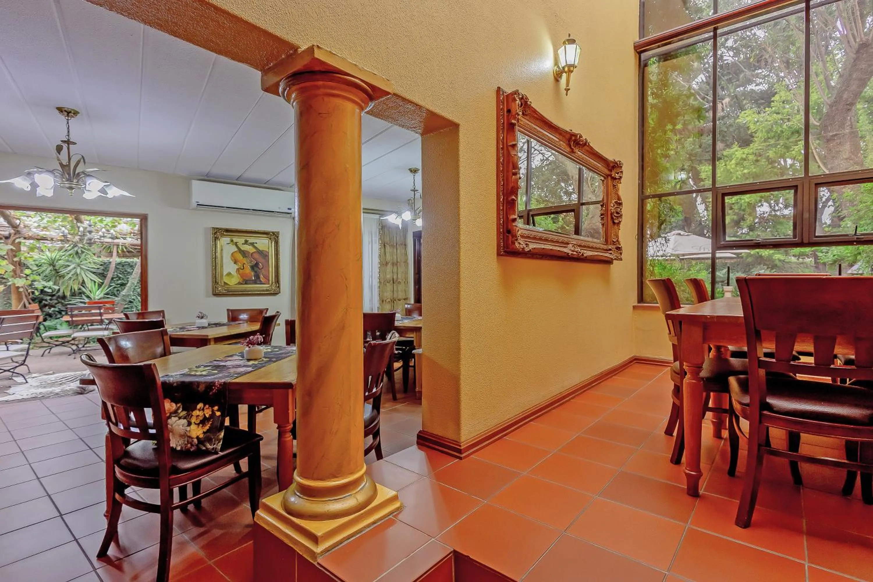 Seating area in Sunward Park Guest House & Conference Center