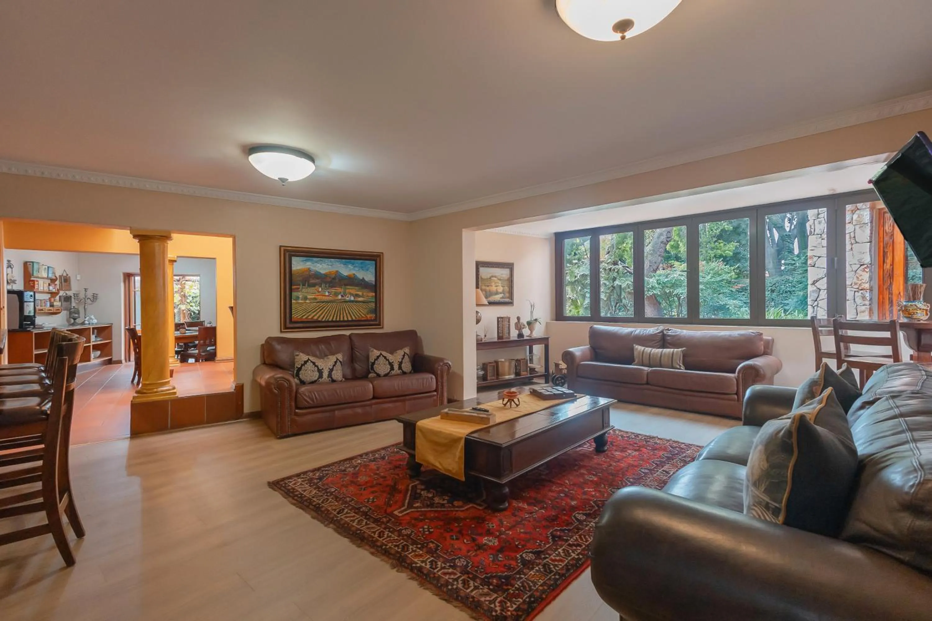 Communal lounge/ TV room in Sunward Park Guest House & Conference Center