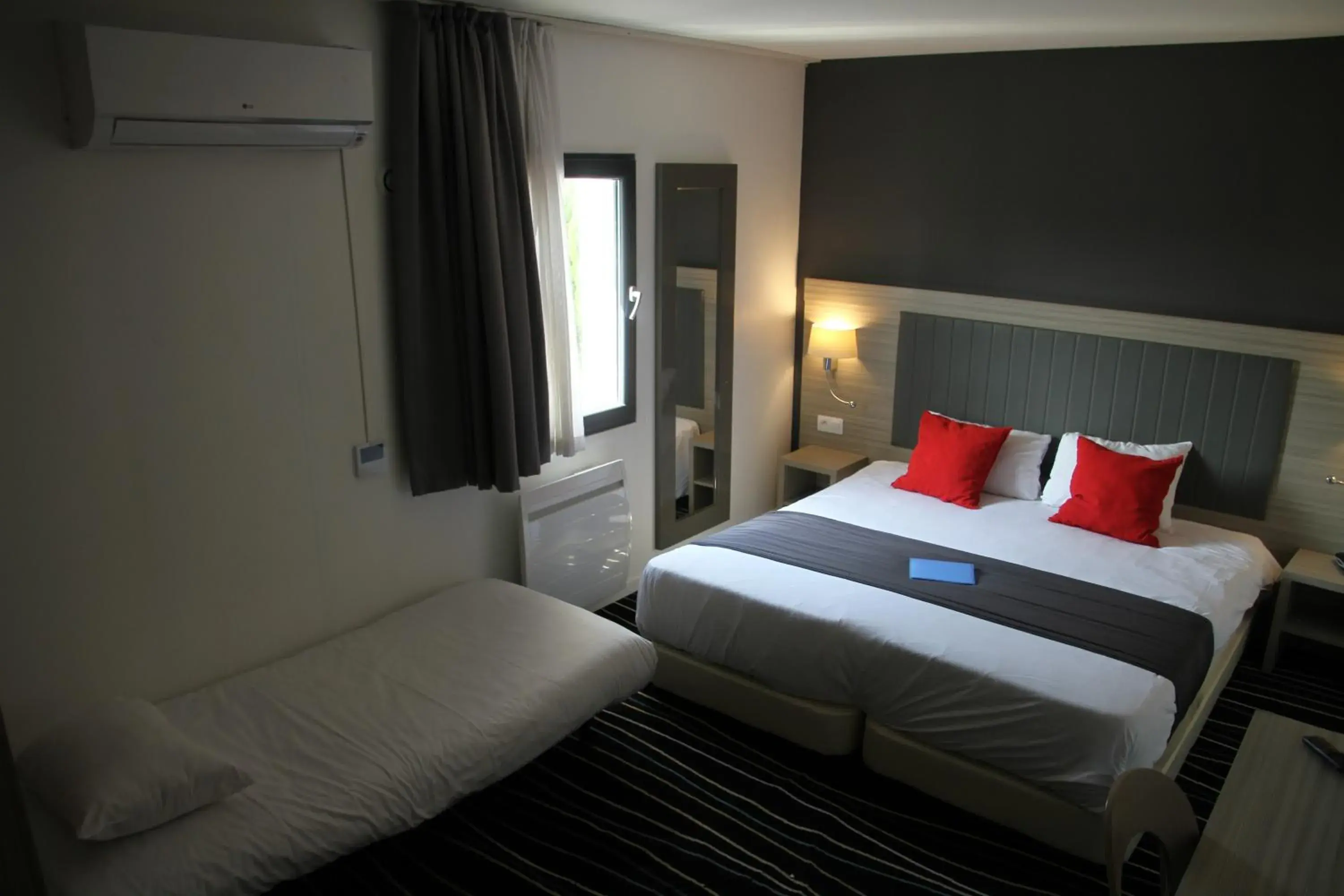 Bed in The Originals City, Marne-la-Vallée Est, Meaux ,GLASSY HOTEL Bed in The Originals City, Marne-la-Vallée Est, Meaux ,GLASSY HOTEL