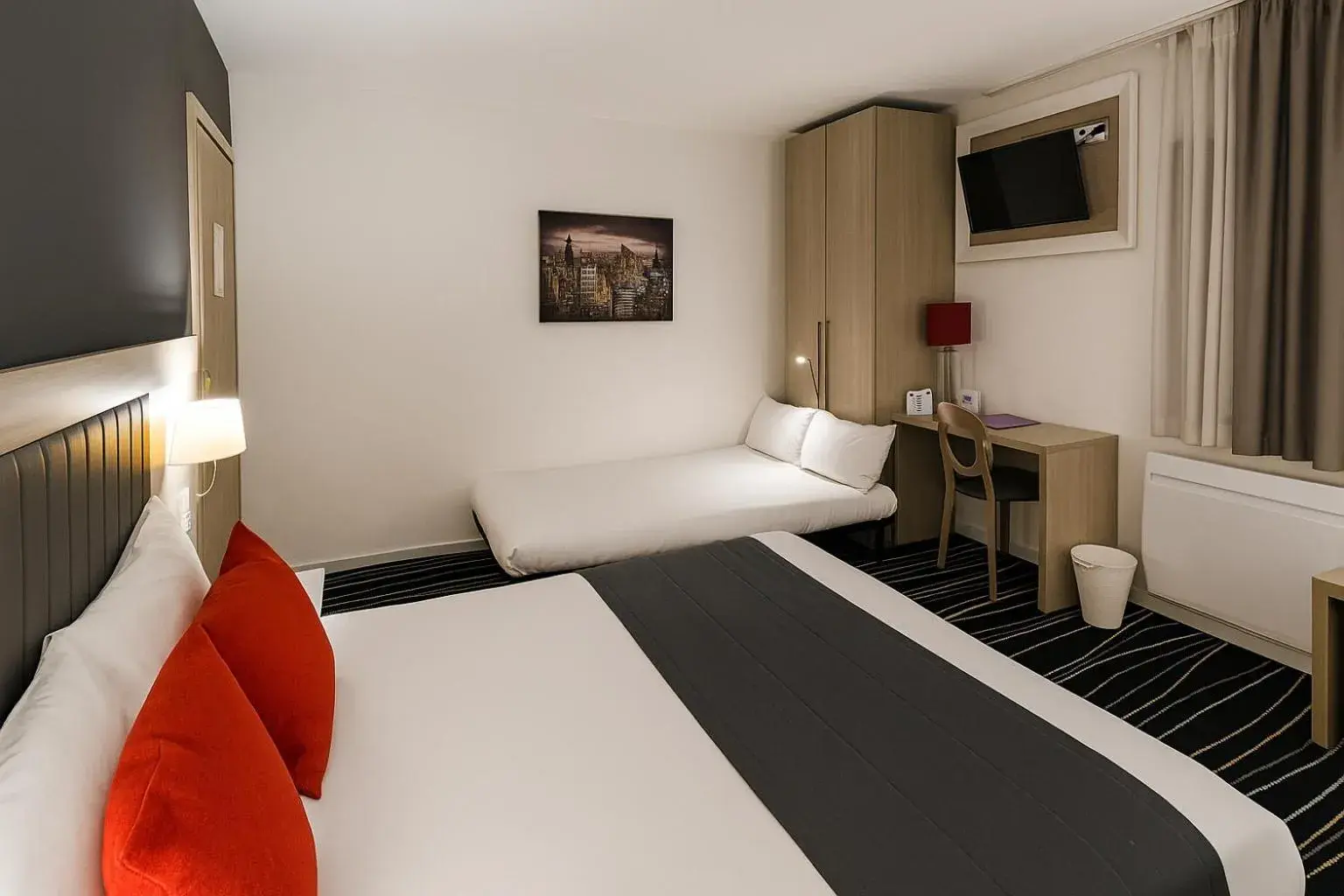 Bed in The Originals City, Marne-la-Vallée Est, Meaux ,GLASSY HOTEL Bed in The Originals City, Marne-la-Vallée Est, Meaux ,GLASSY HOTEL