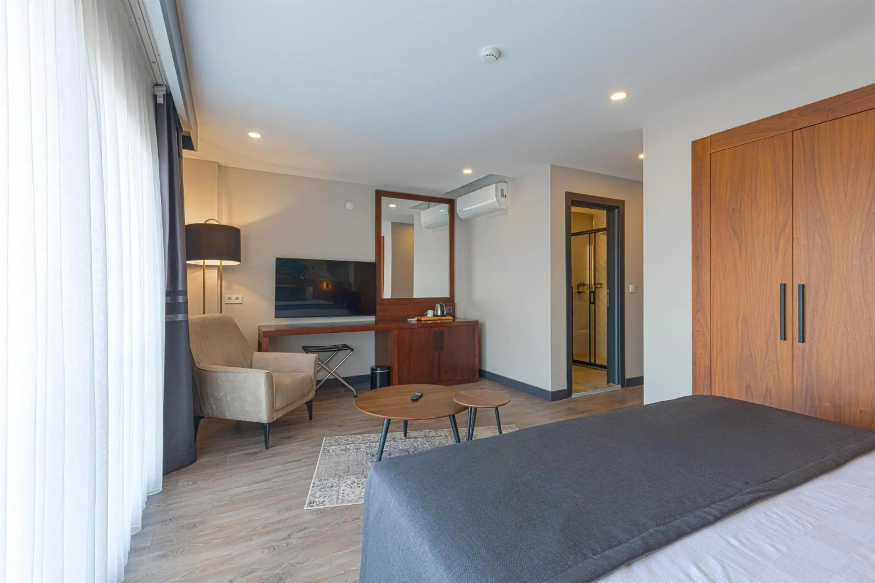 Standard King Room with Lake View - Non-Smoking in Best Western Plus Sapanca Standard King Room with Lake View - Non-Smoking in Best Western Plus Sapanca