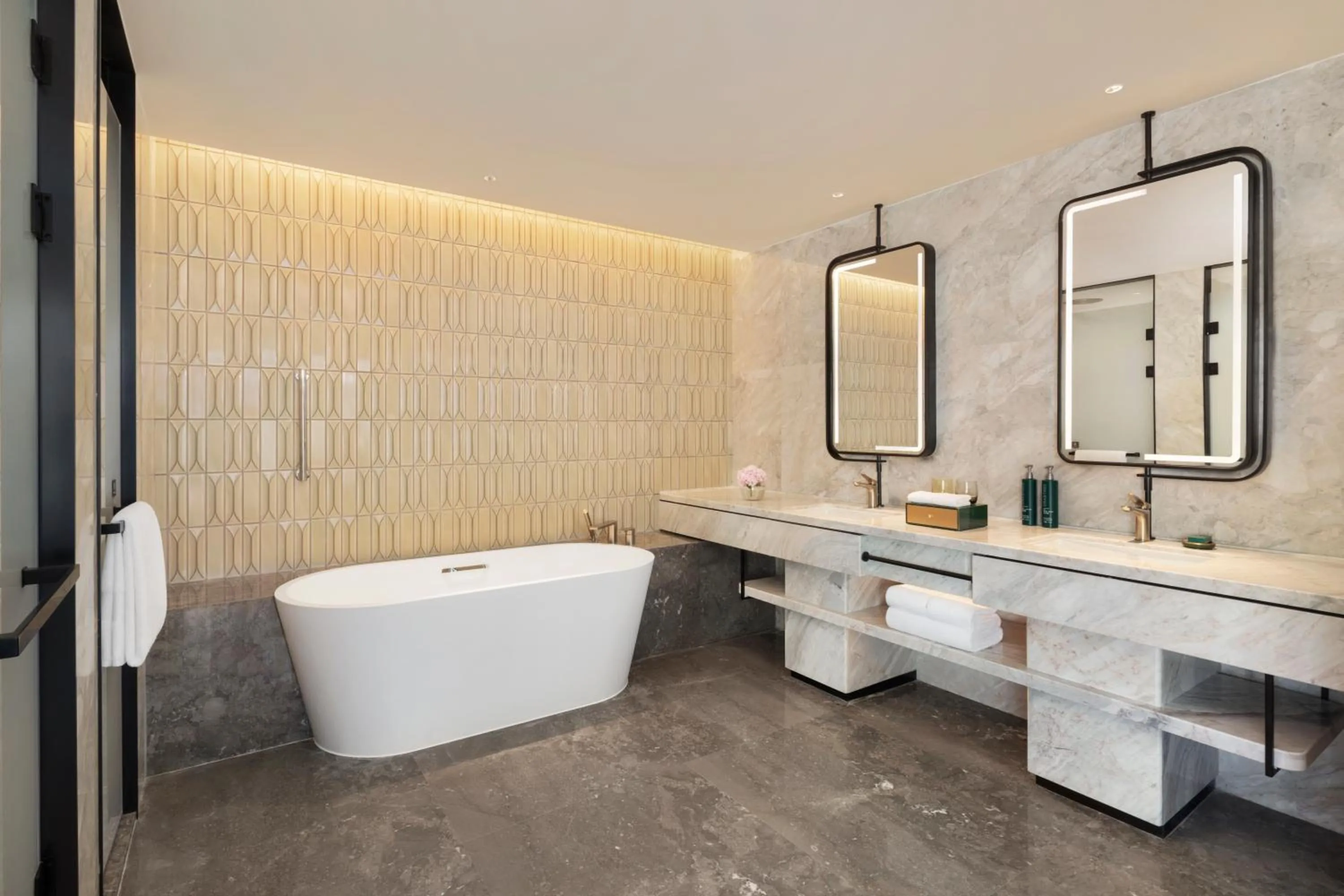 Bathroom in Doubletree By Hilton Zhengzhou Airport Aerotropolis